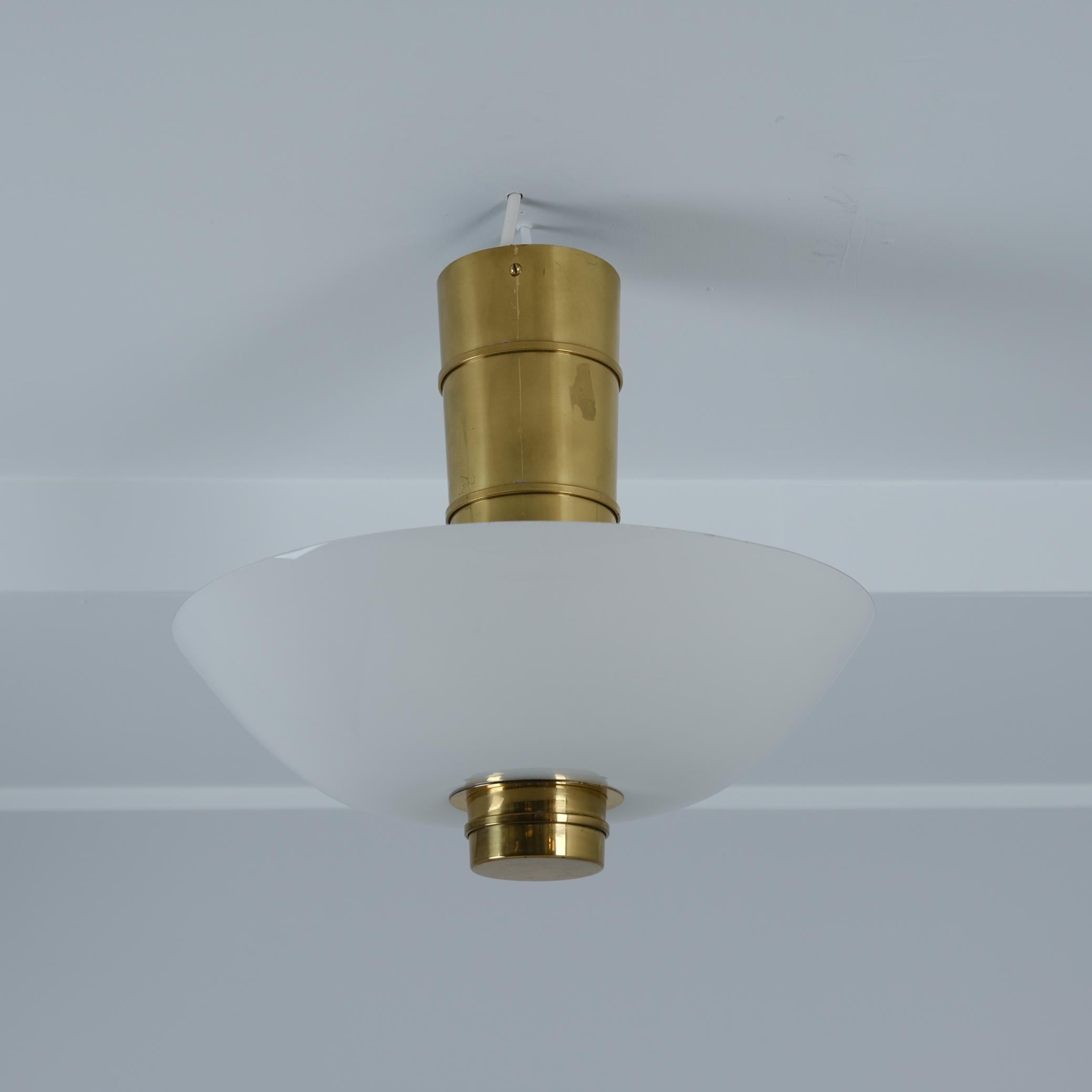 Milieu du XXe siècle Paavo Tynell Plafonnier Cannon Shell modèle 9053 en laiton et verre, Idman années 1950 en vente