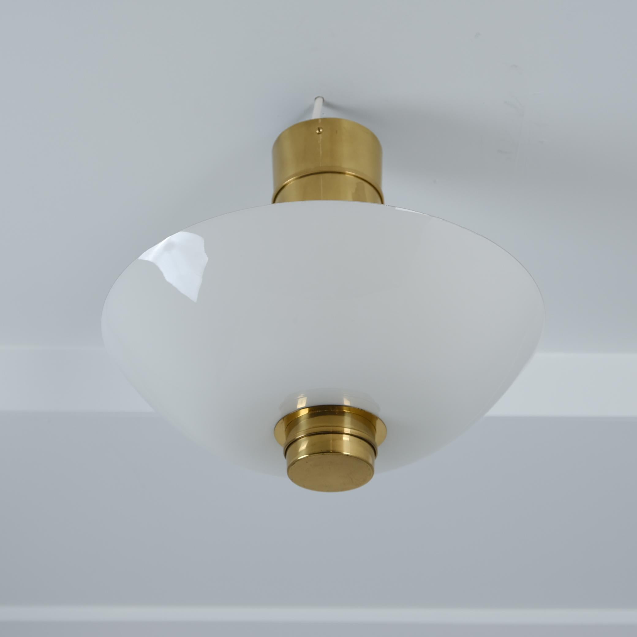 Métal Paavo Tynell Plafonnier Cannon Shell modèle 9053 en laiton et verre, Idman années 1950 en vente