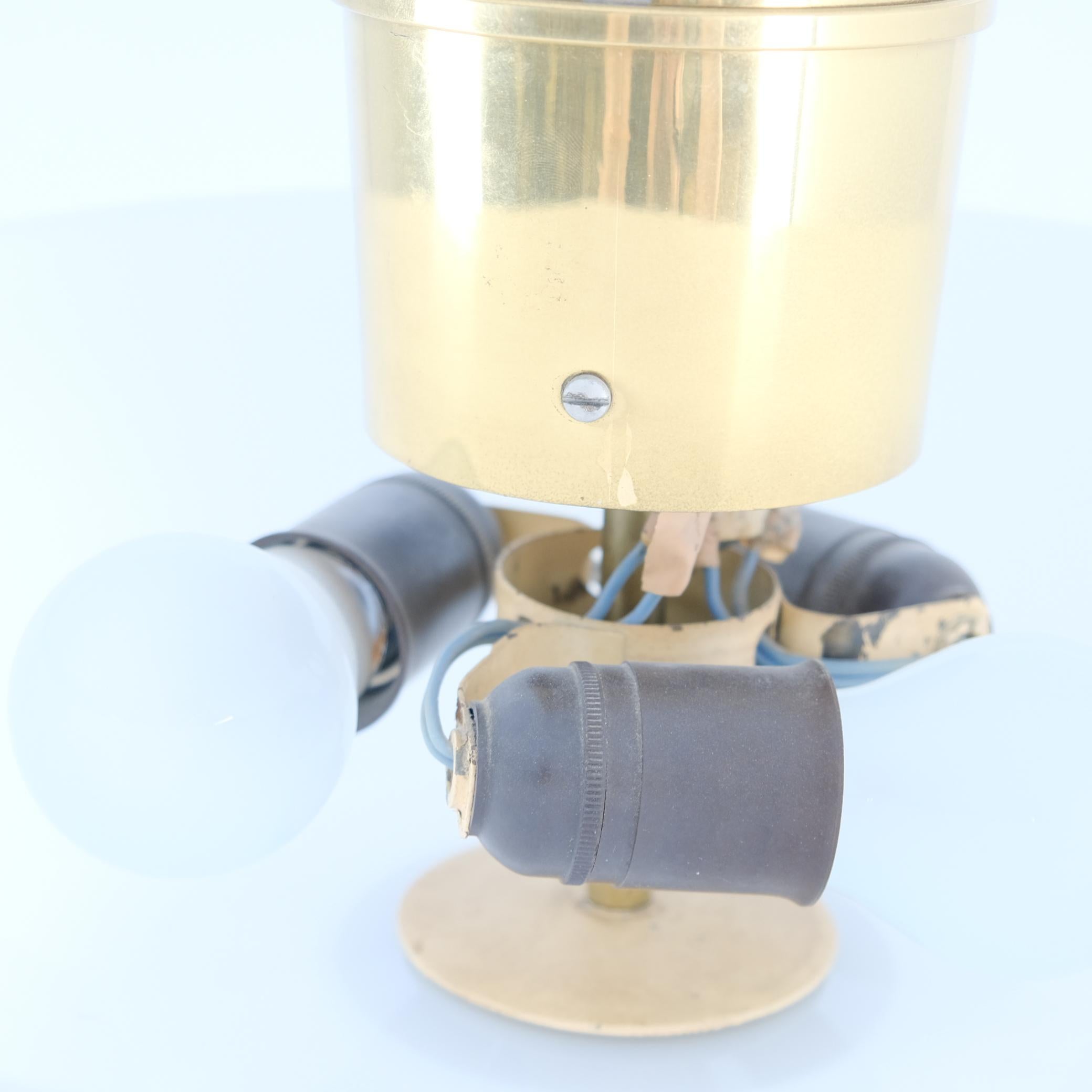 Paavo Tynell Plafonnier Cannon Shell modèle 9053 en laiton et verre, Idman années 1950 en vente 1