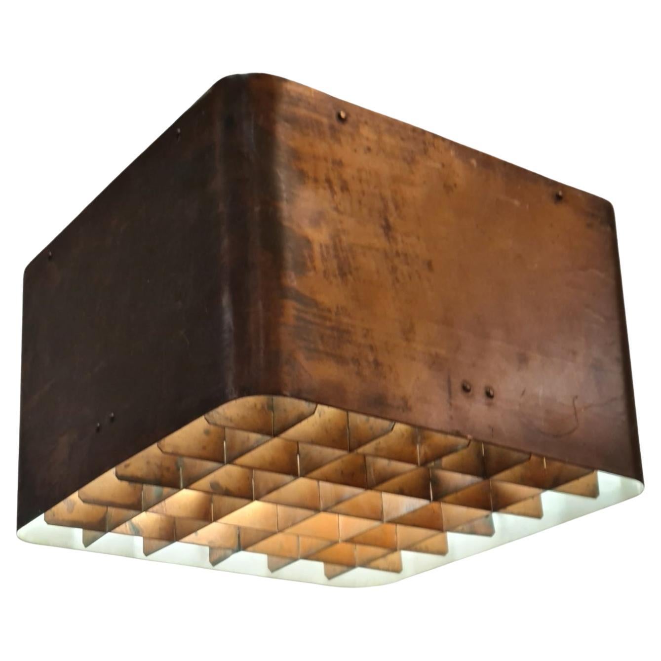 Una splendida versione non perforata del Cielo Stellato, uno dei design più iconici delle lampade di Paavo Tynell. La lampada è realizzata in rame e vetro e presenta una patina assolutamente perfetta sul rame. La lampada è in condizioni
