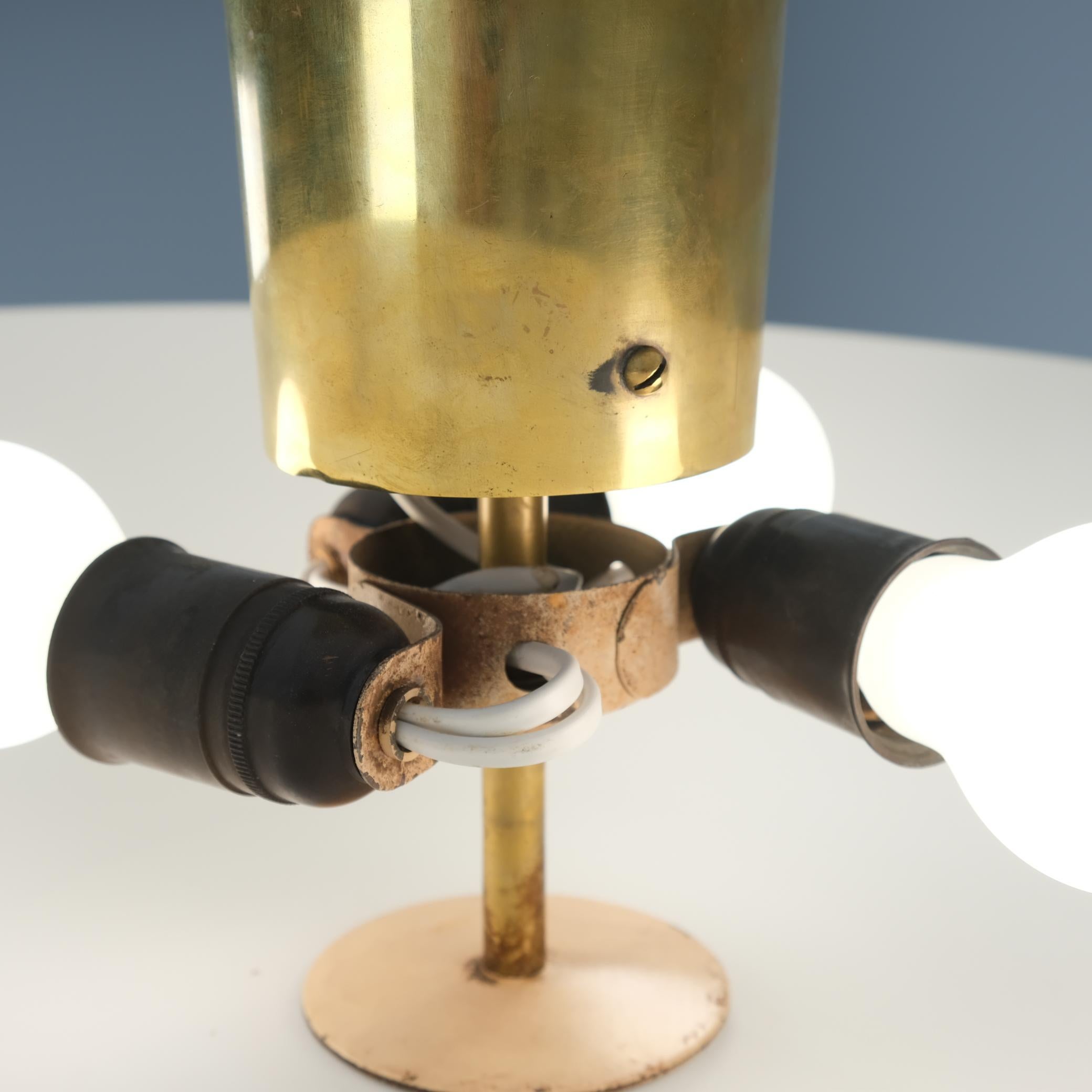 Lámpara de techo Paavo Tynell Cannon Shell Model 9040, latón y opalina, años 50 Idman Latón en venta