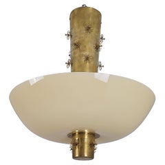 Deckenleuchte „Kanonenschale“ von Paavo Tynell, Modell 9040, Messing & Opal, 1950er Idman