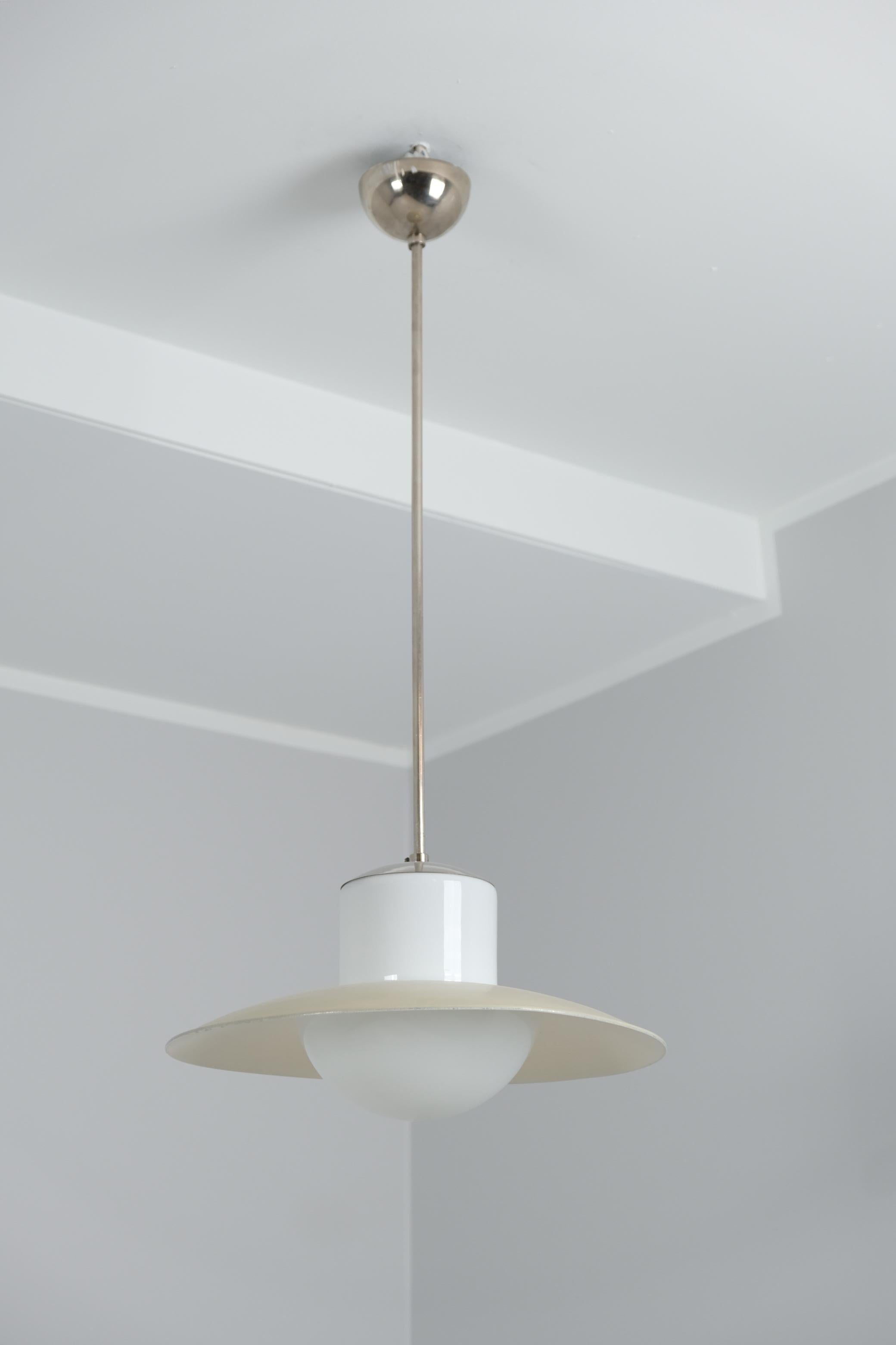 Lampada da soffitto Paavo Tynell, metallo cromato, paralume dipinto e vetro opalino, anni '50 in vendita 3