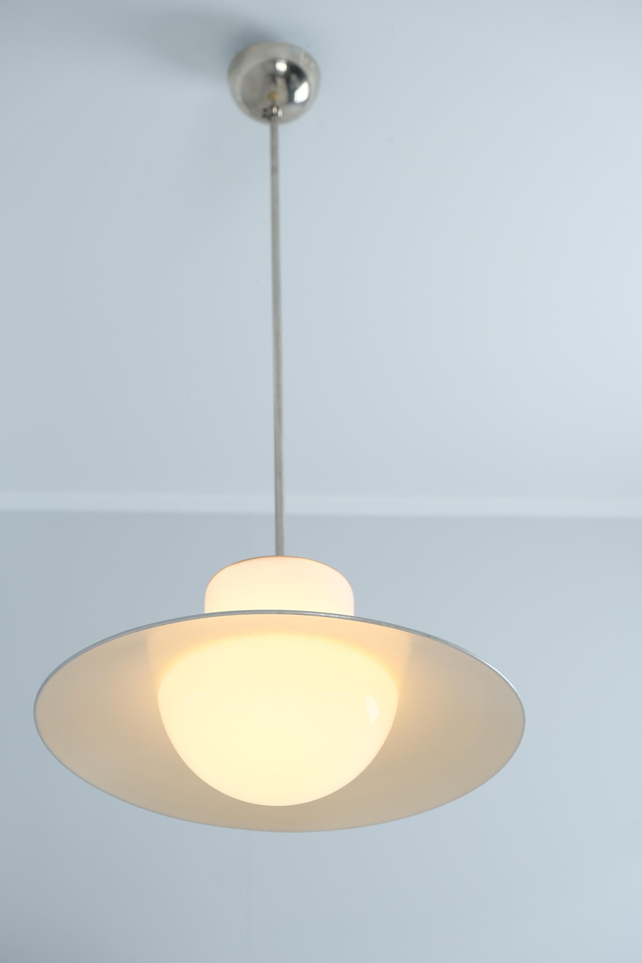 Mid-Century moderno Lampada da soffitto Paavo Tynell, metallo cromato, paralume dipinto e vetro opalino, anni '50 in vendita