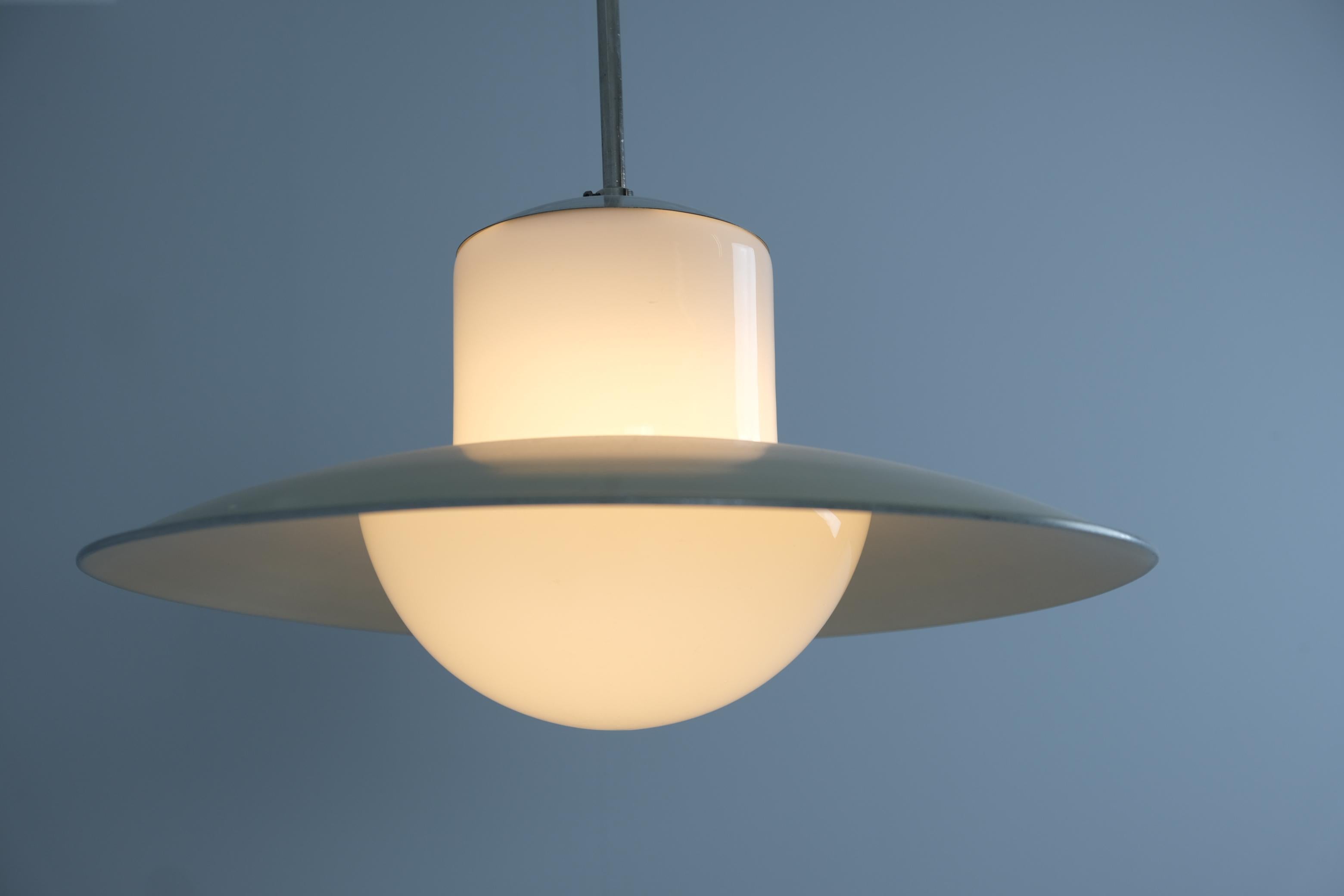 Finlandese Lampada da soffitto Paavo Tynell, metallo cromato, paralume dipinto e vetro opalino, anni '50 in vendita