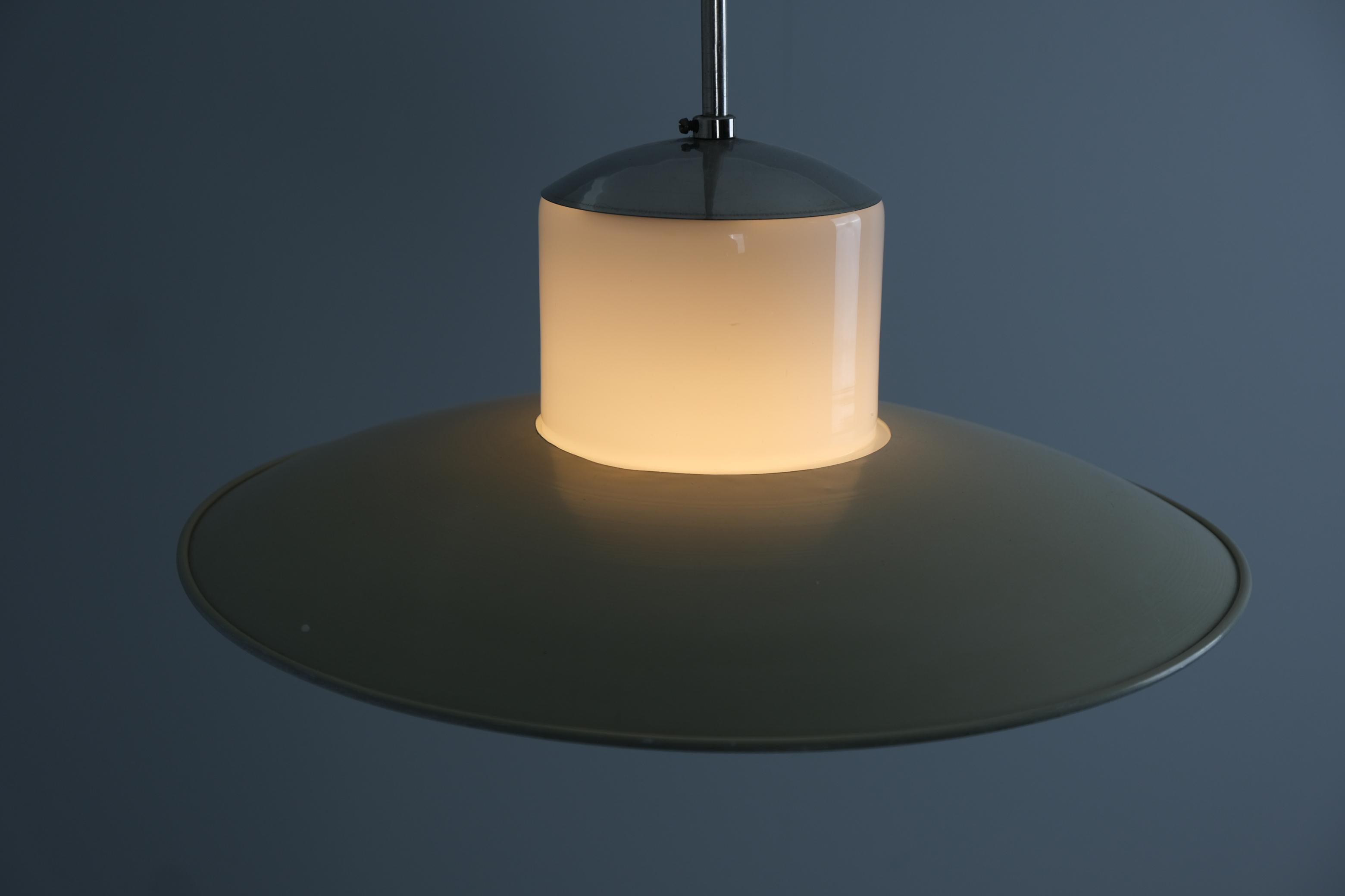 Lampada da soffitto Paavo Tynell, metallo cromato, paralume dipinto e vetro opalino, anni '50 In condizioni buone in vendita a Helsinki, FI
