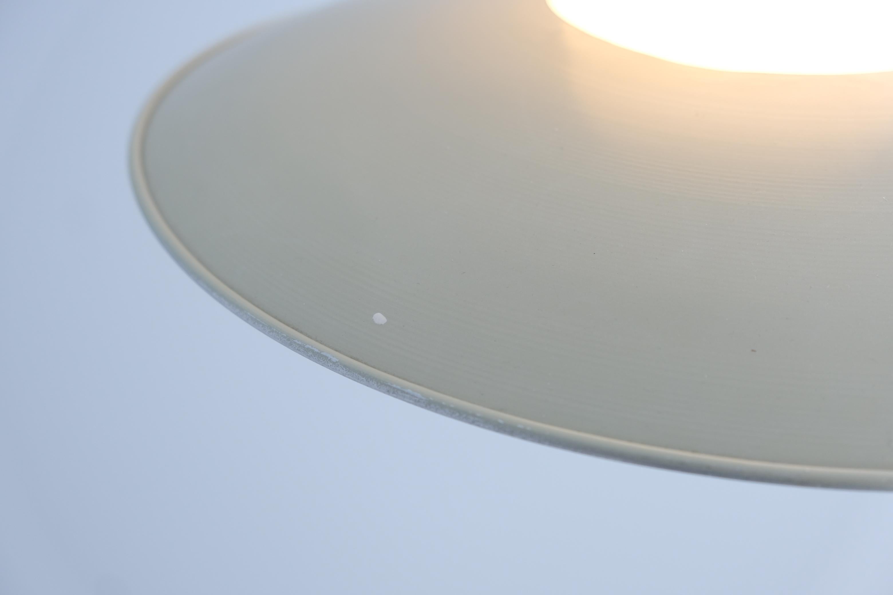 Metà XX secolo Lampada da soffitto Paavo Tynell, metallo cromato, paralume dipinto e vetro opalino, anni '50 in vendita