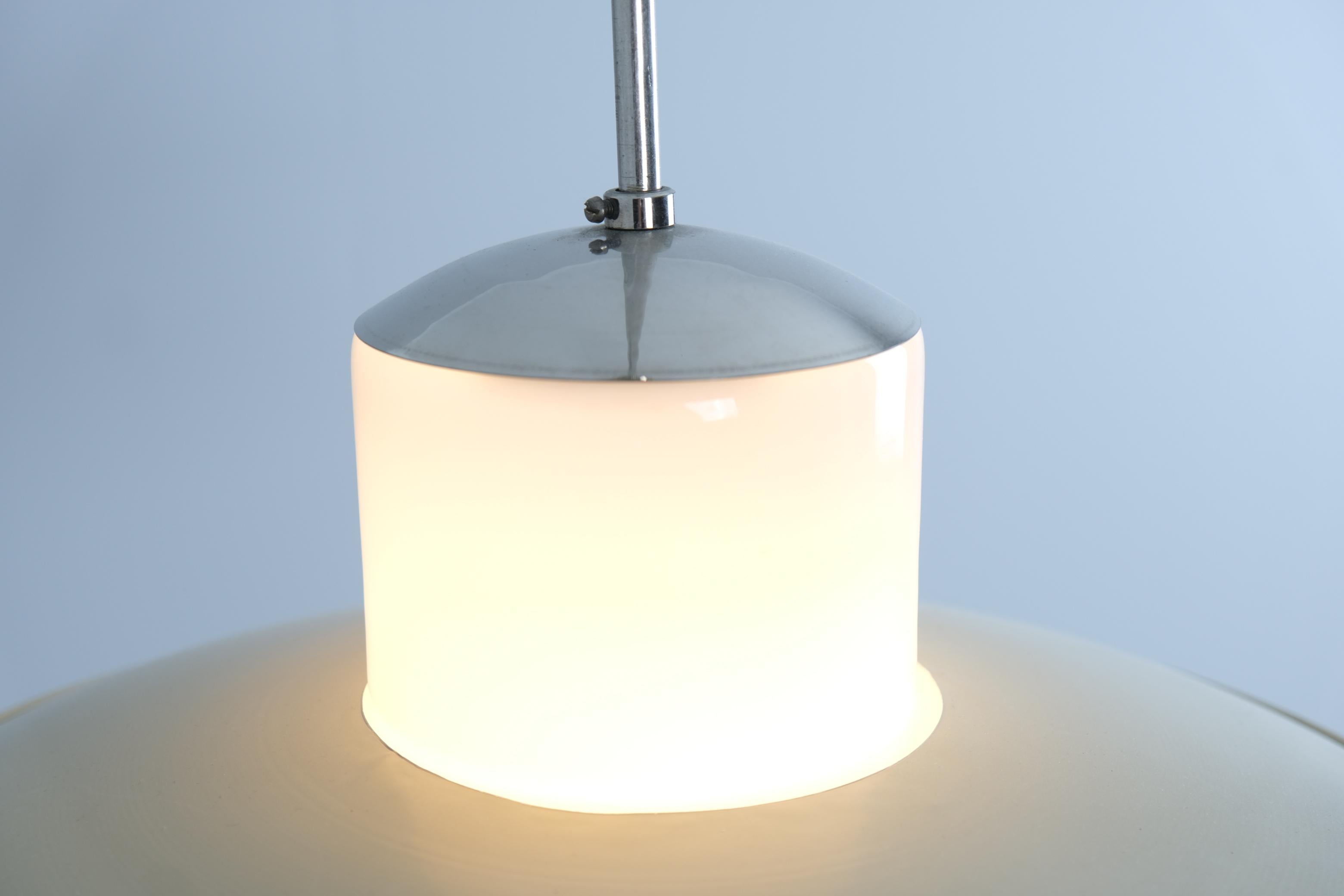Metallo Lampada da soffitto Paavo Tynell, metallo cromato, paralume dipinto e vetro opalino, anni '50 in vendita