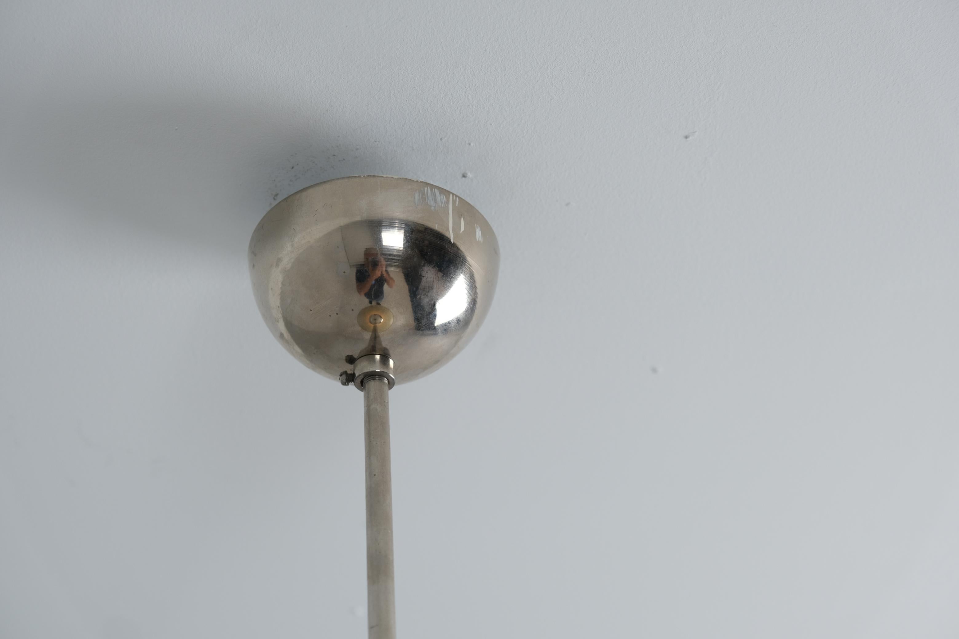 Lampada da soffitto Paavo Tynell, metallo cromato, paralume dipinto e vetro opalino, anni '50 in vendita 1