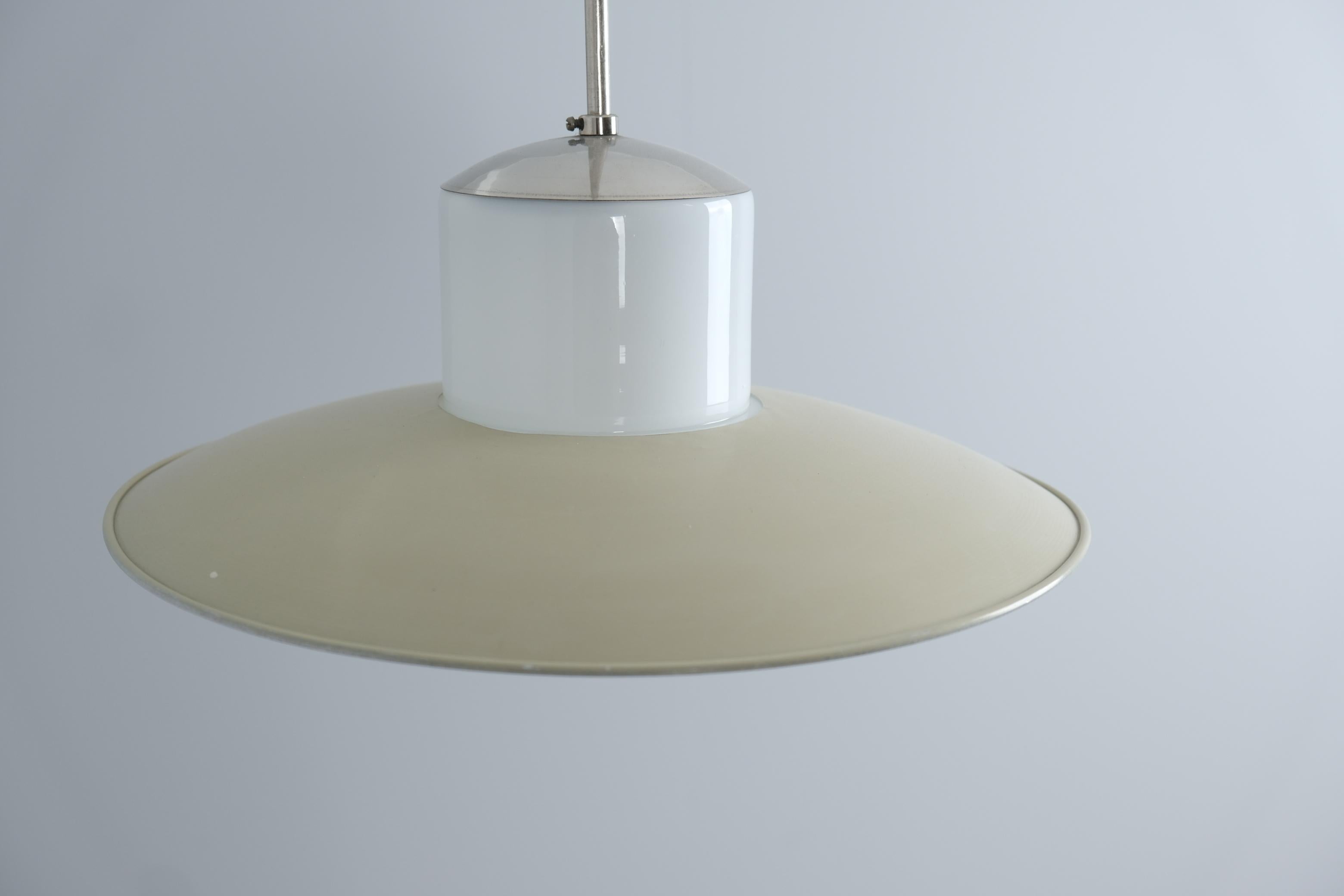 Lampada da soffitto Paavo Tynell, metallo cromato, paralume dipinto e vetro opalino, anni '50 in vendita 2