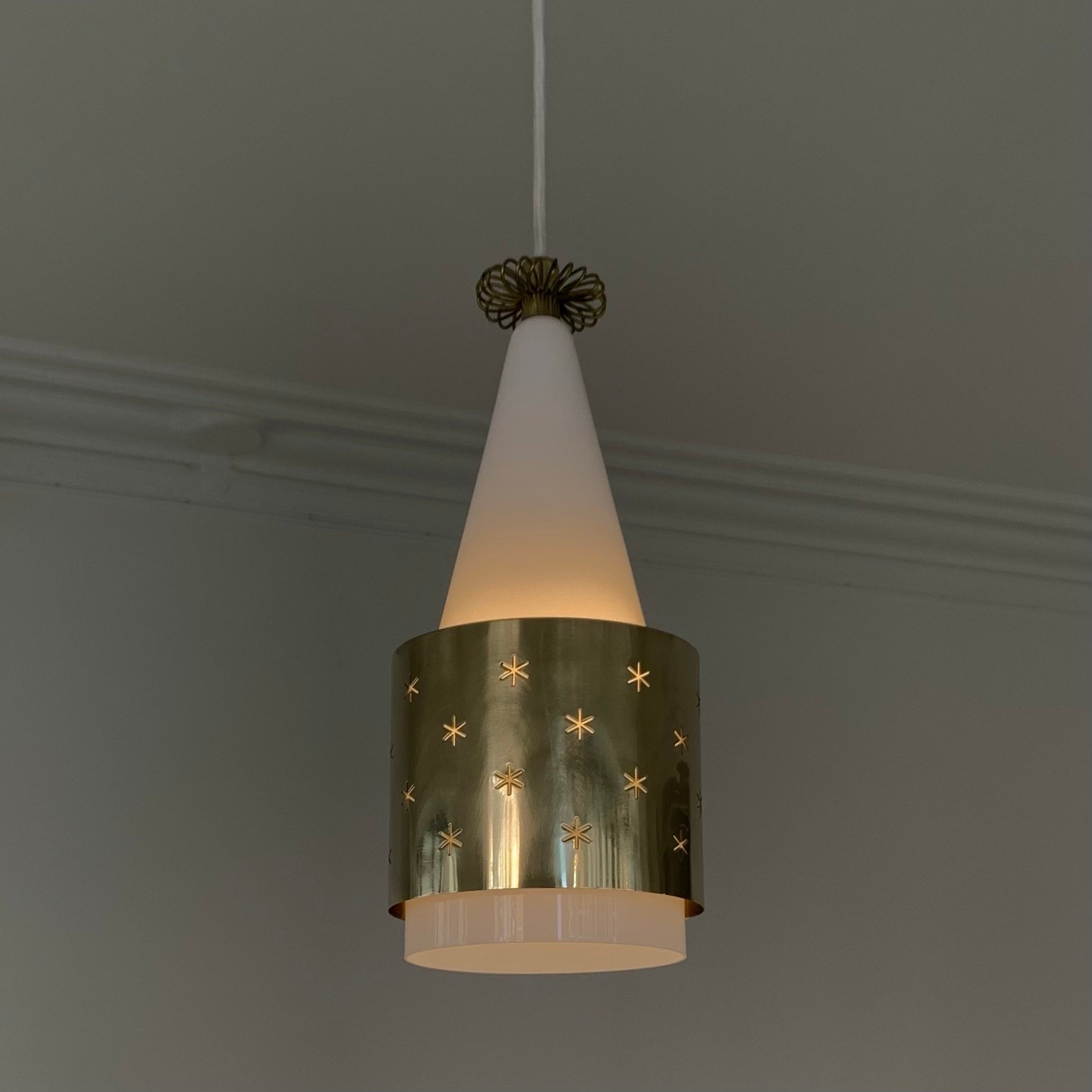 Schöne originale Paavo Tynell Deckenleuchte Modell K2-10, hergestellt von Idman Oy, um 1955, Finnland.
Messing, Milchglas.
Paavo Tynell ist einer der größten Lampendesigner des 20. Jahrhunderts.
Sammlerstück in gutem Zustand.
Neu