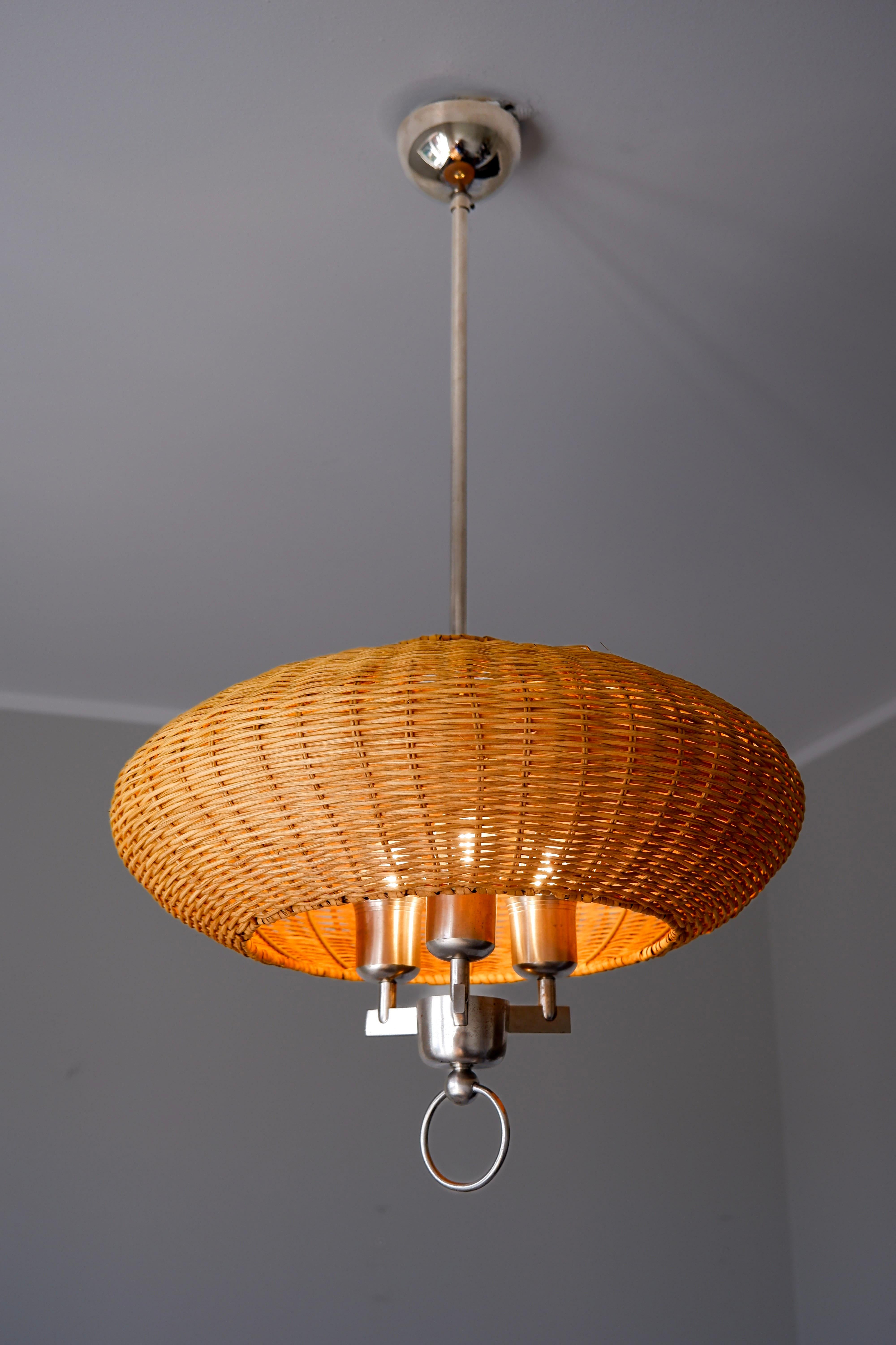 Paavo Tynell Deckenleuchte von Taito aus den 40er Jahren. Die Lampe ist aus nickelplattiertem Messing mit einem Schirm aus Holzstreifen, der nach dem Original restauriert wurde. Dieses Modell ist eines der ersten, das Paavo Tynell in den 40er Jahren