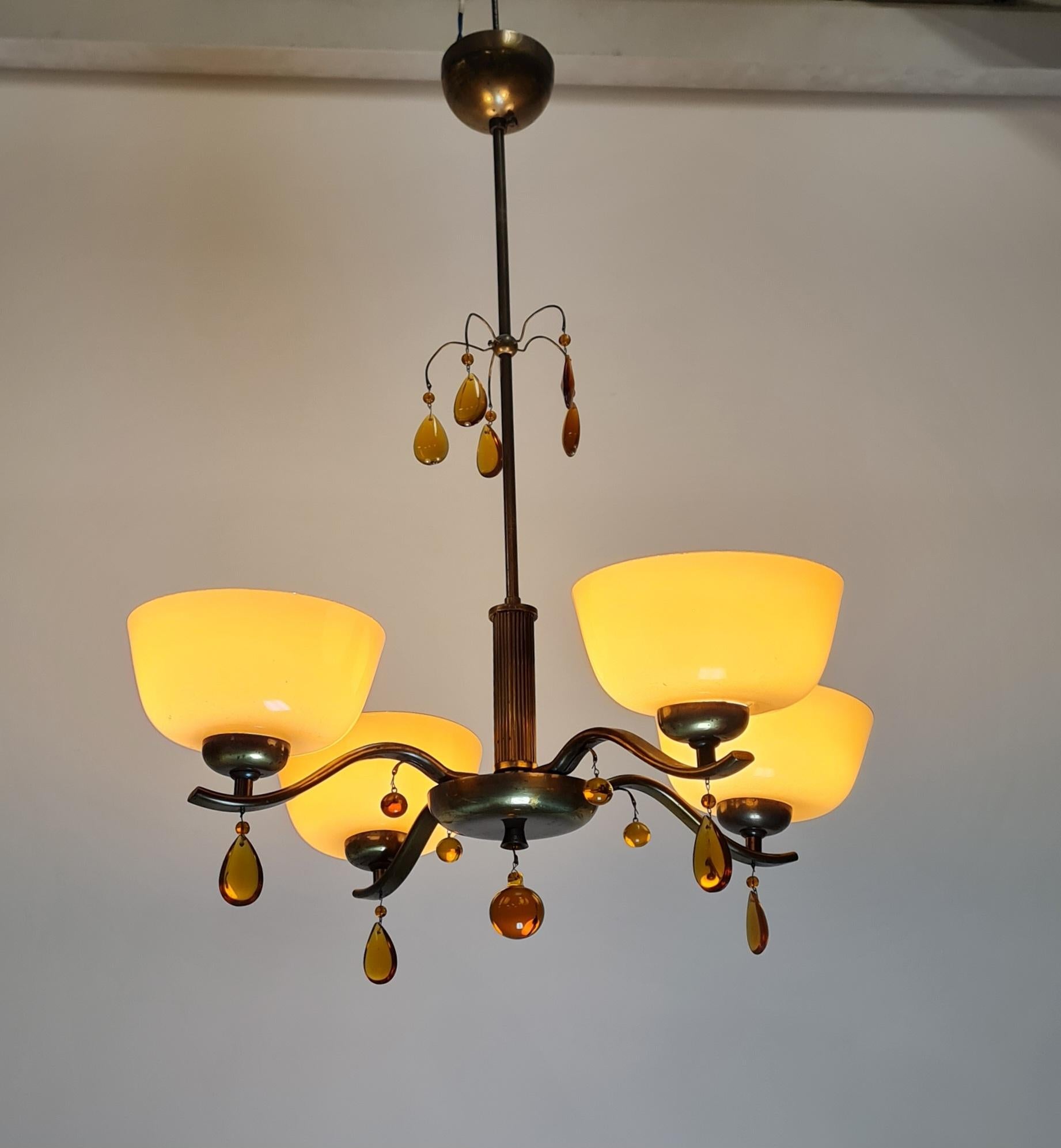 Mid-Century moderno Lampada da soffitto Paavo Tynell modello 1464, vetro, cristalli d'ambra e ottone, Taito 1930 in vendita