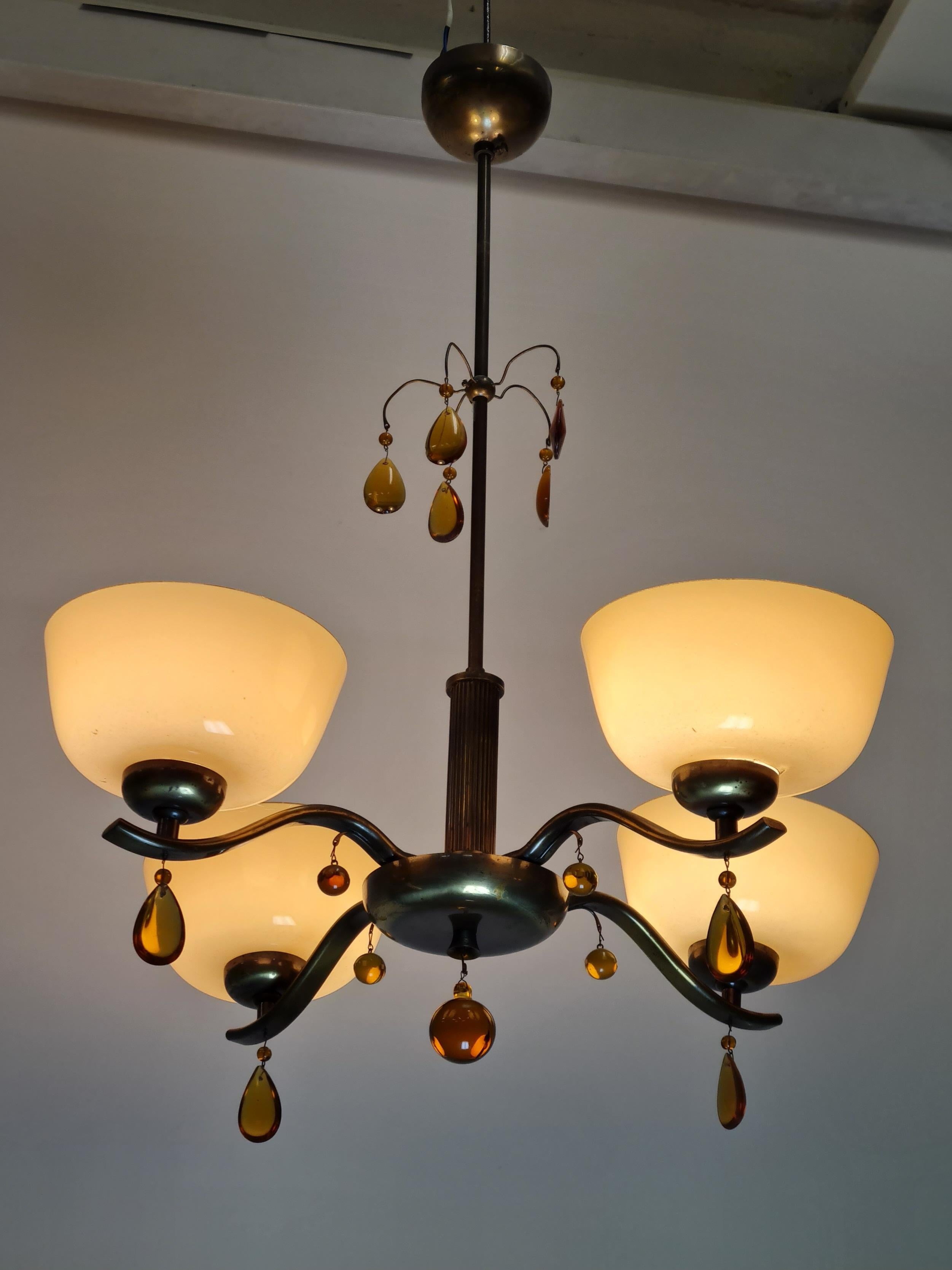 Lampada da soffitto Paavo Tynell modello 1464, vetro, cristalli d'ambra e ottone, Taito 1930 In condizioni buone in vendita a Helsinki, FI