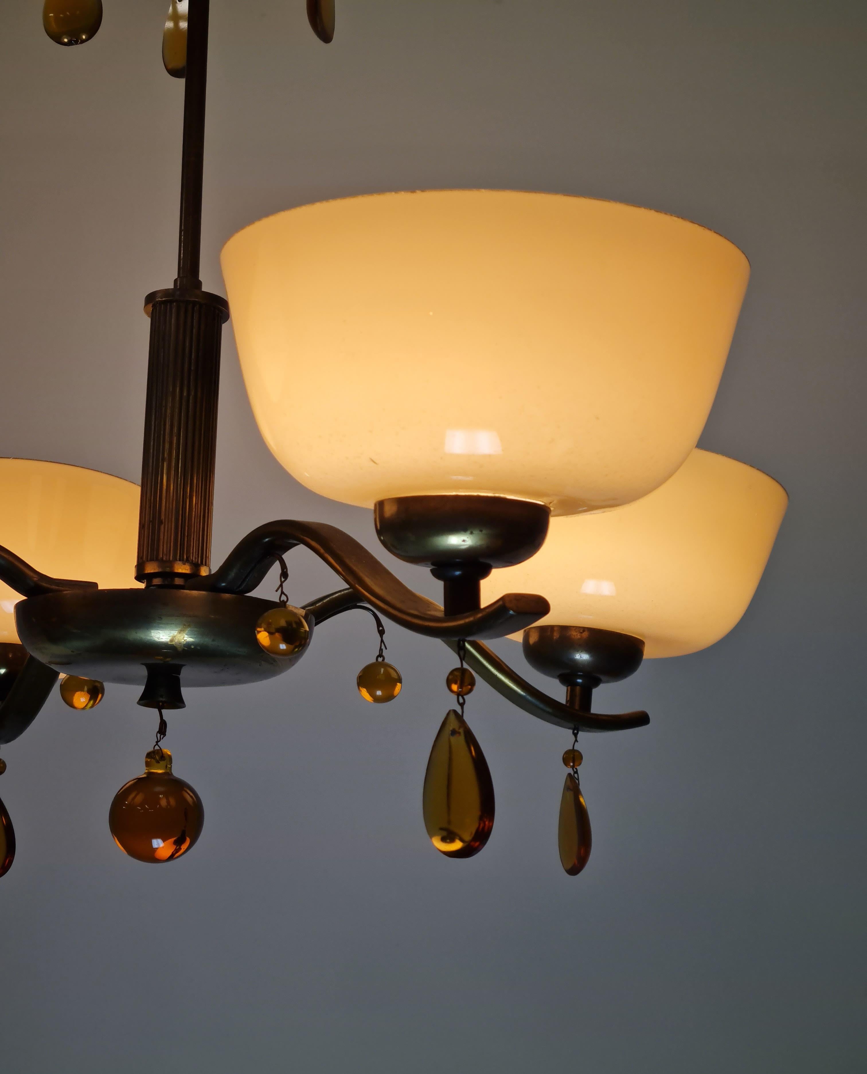 Ottone Lampada da soffitto Paavo Tynell modello 1464, vetro, cristalli d'ambra e ottone, Taito 1930 in vendita