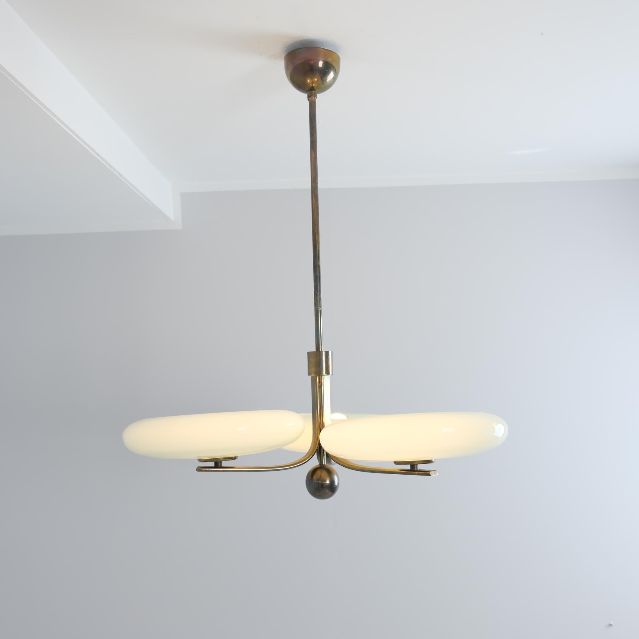 Lampada da soffitto Paavo Tynell modello 1507, vetro verde e ottone, Taito 1930 in vendita 3