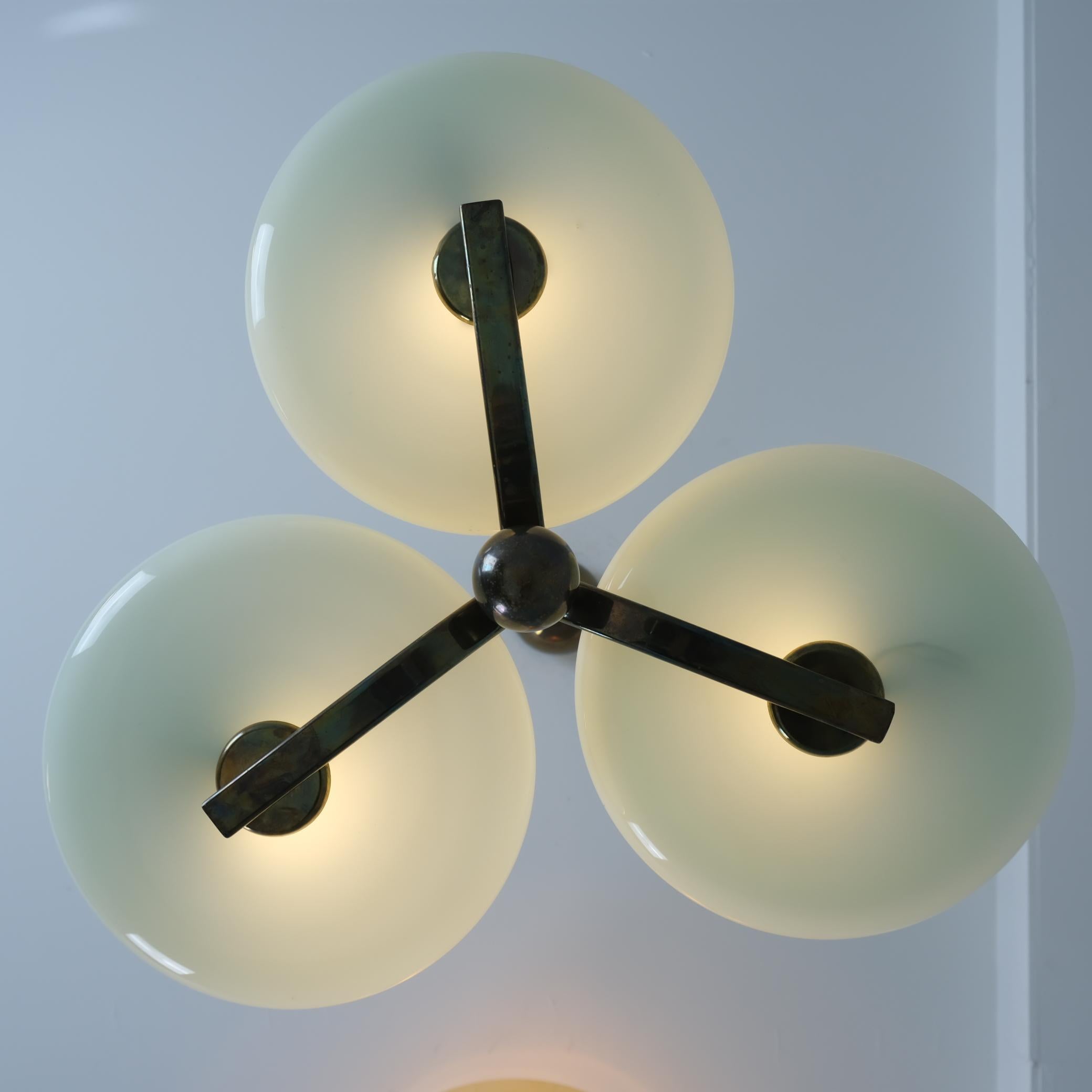 Lampada da soffitto Paavo Tynell modello 1507, vetro verde e ottone, Taito 1930 in vendita 4