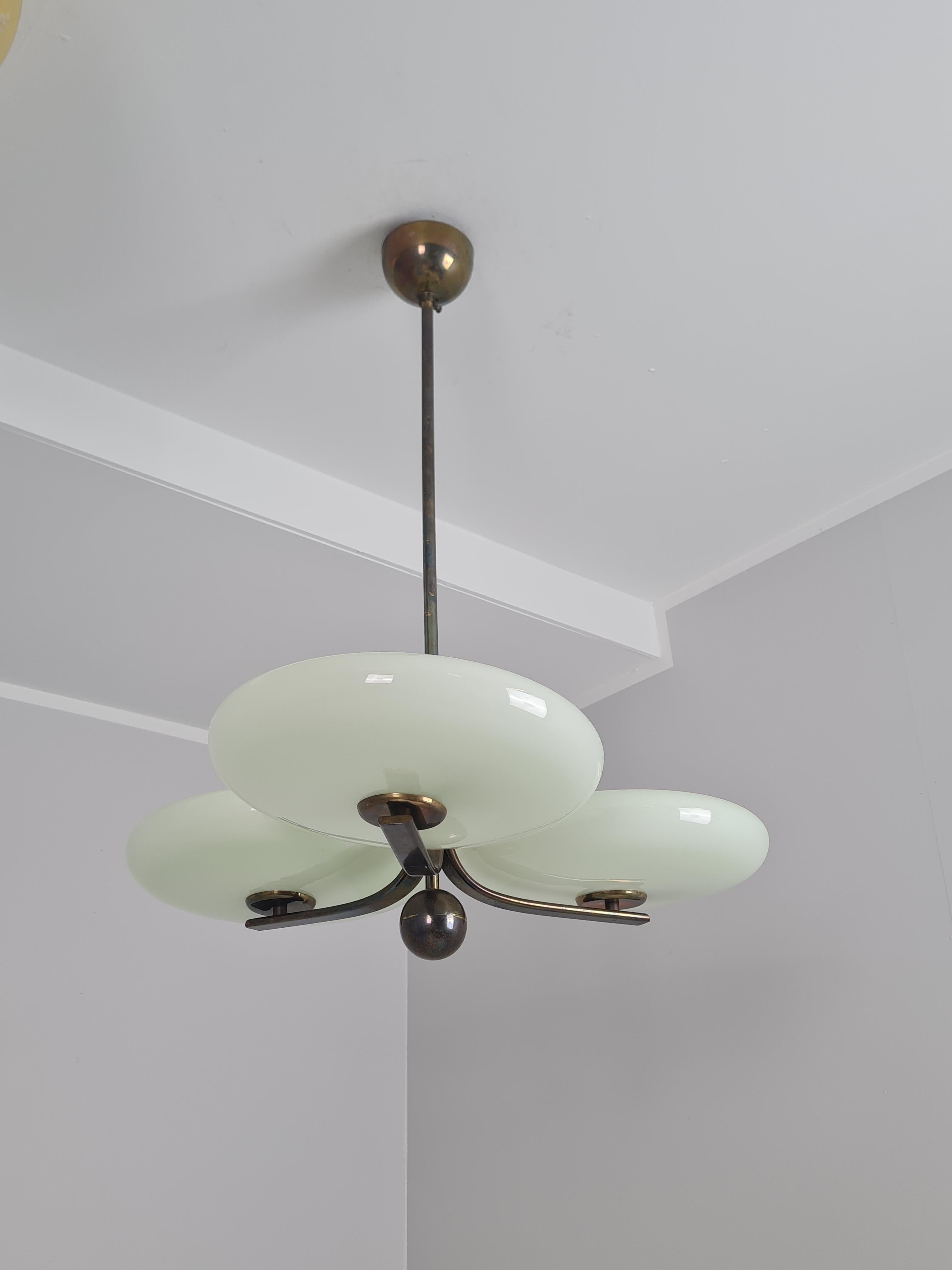 Lampada da soffitto Paavo Tynell modello 1507, vetro verde e ottone, Taito 1930 in vendita 6