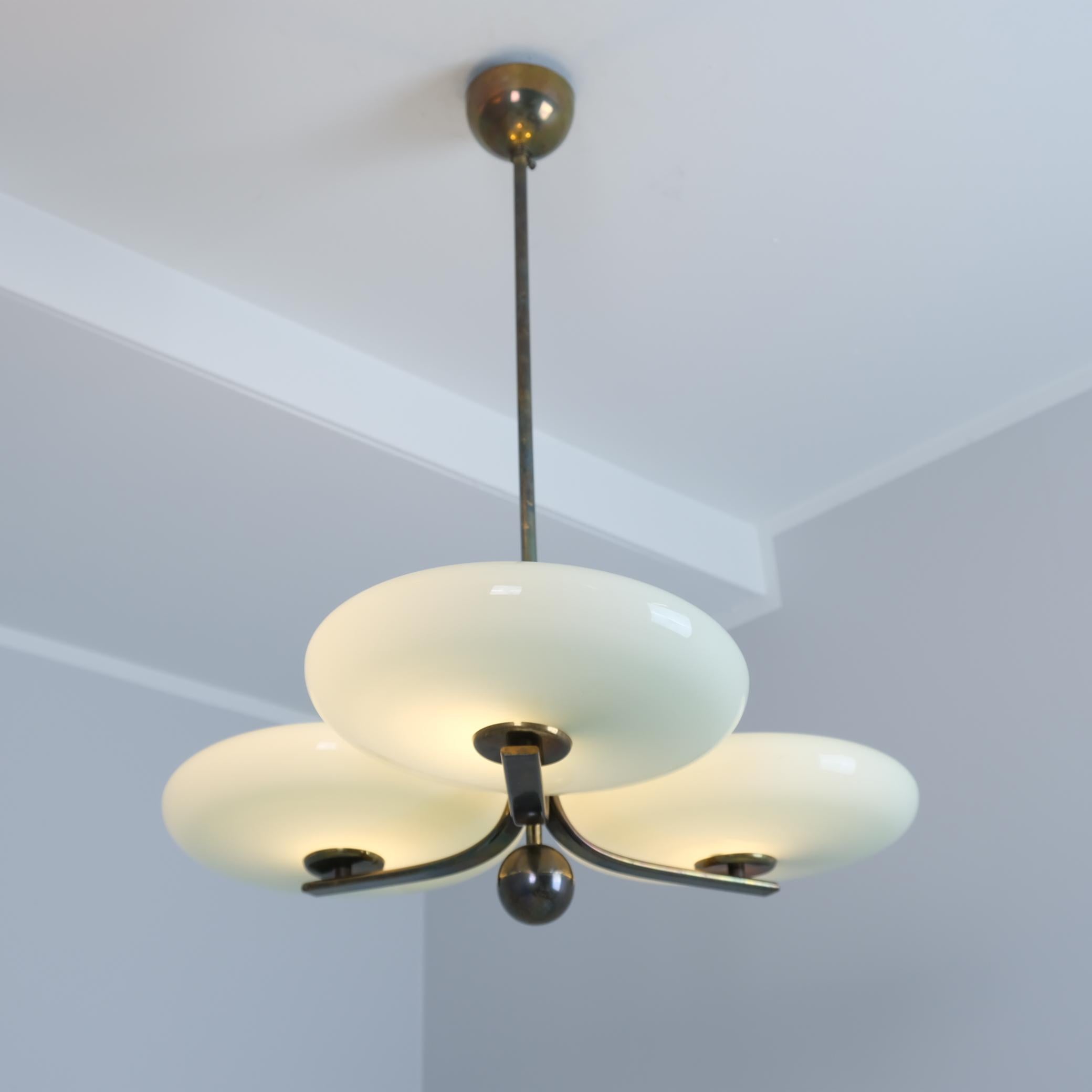 Scandinavo moderno Lampada da soffitto Paavo Tynell modello 1507, vetro verde e ottone, Taito 1930 in vendita