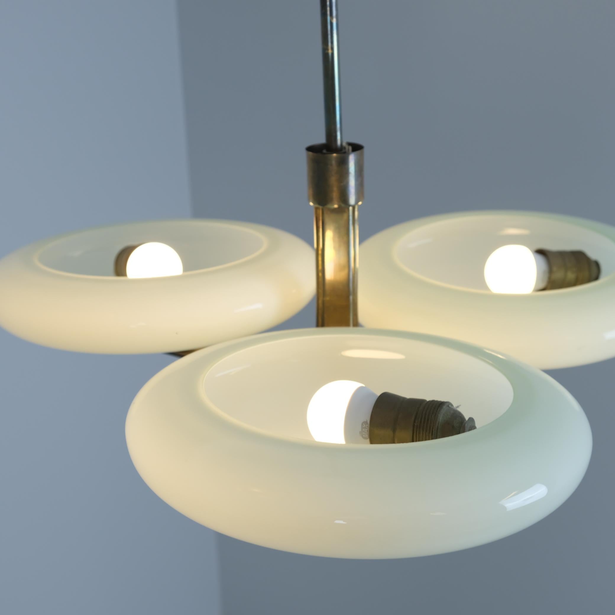 Finlandese Lampada da soffitto Paavo Tynell modello 1507, vetro verde e ottone, Taito 1930 in vendita