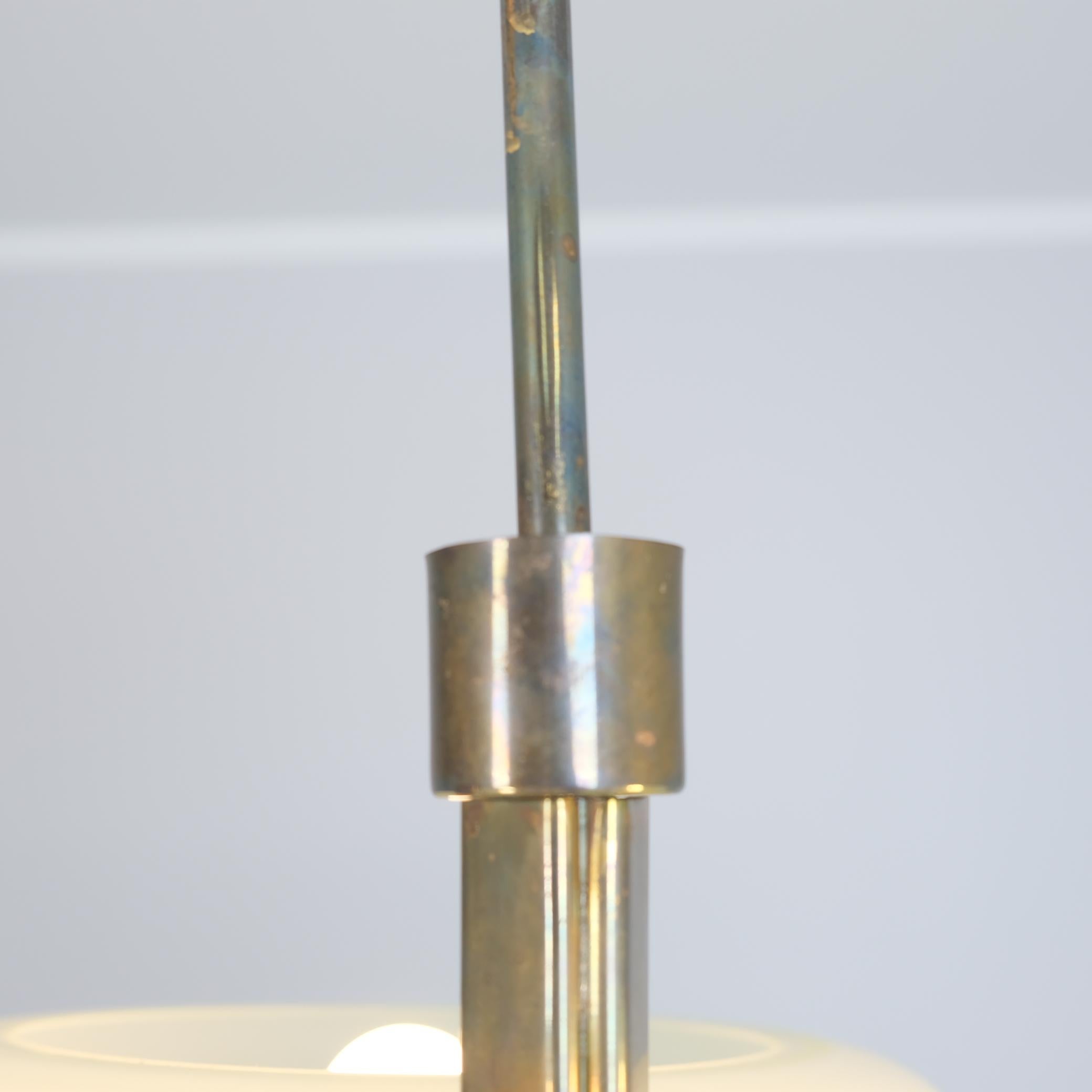 Metà XX secolo Lampada da soffitto Paavo Tynell modello 1507, vetro verde e ottone, Taito 1930 in vendita