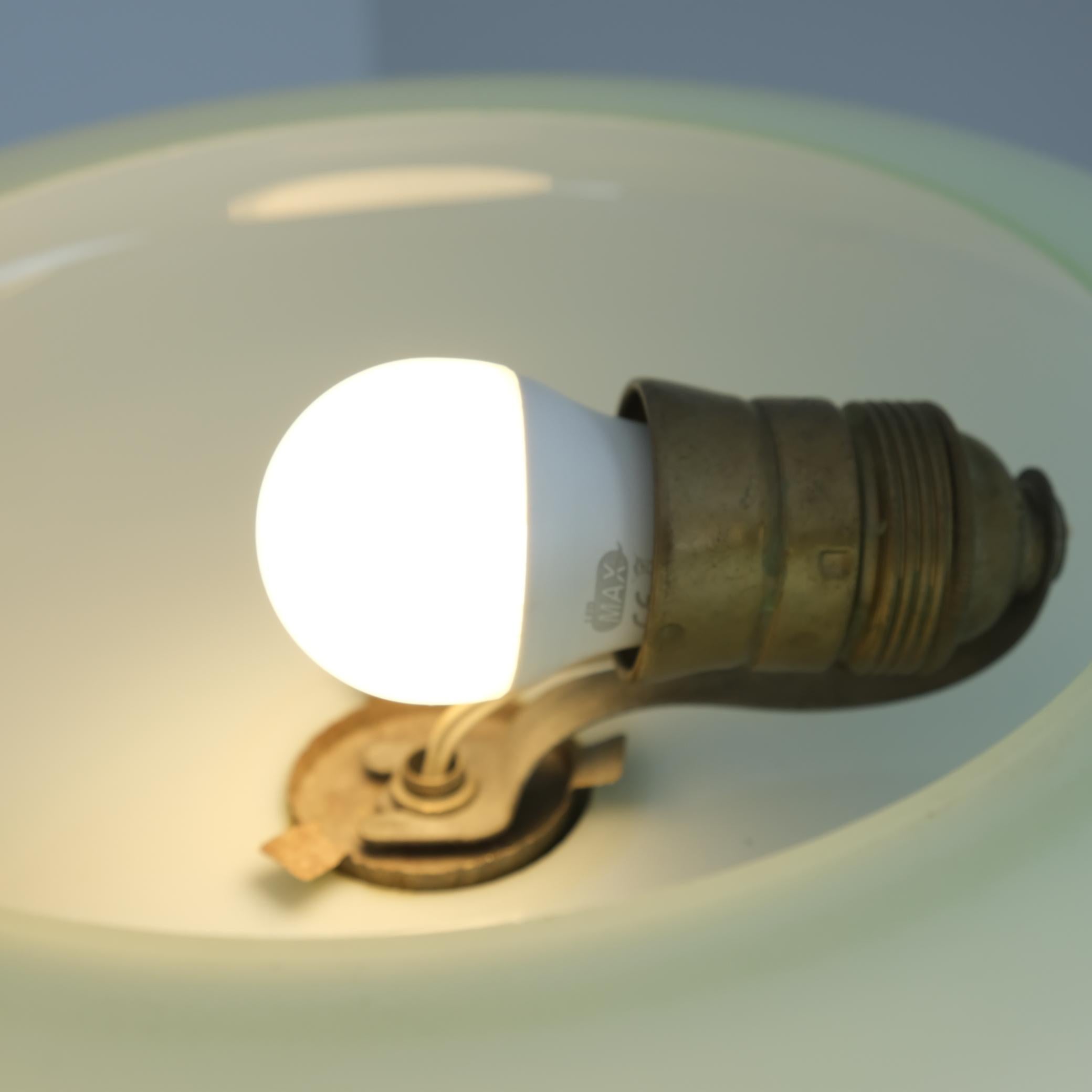 Lampada da soffitto Paavo Tynell modello 1507, vetro verde e ottone, Taito 1930 in vendita 1