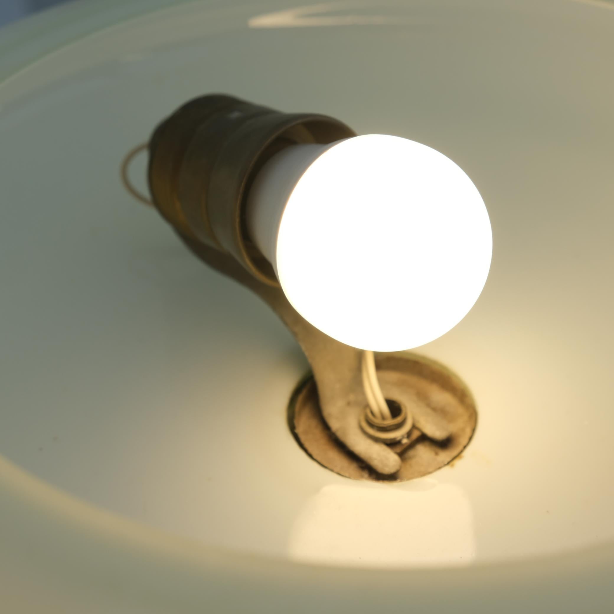 Lampada da soffitto Paavo Tynell modello 1507, vetro verde e ottone, Taito 1930 in vendita 2