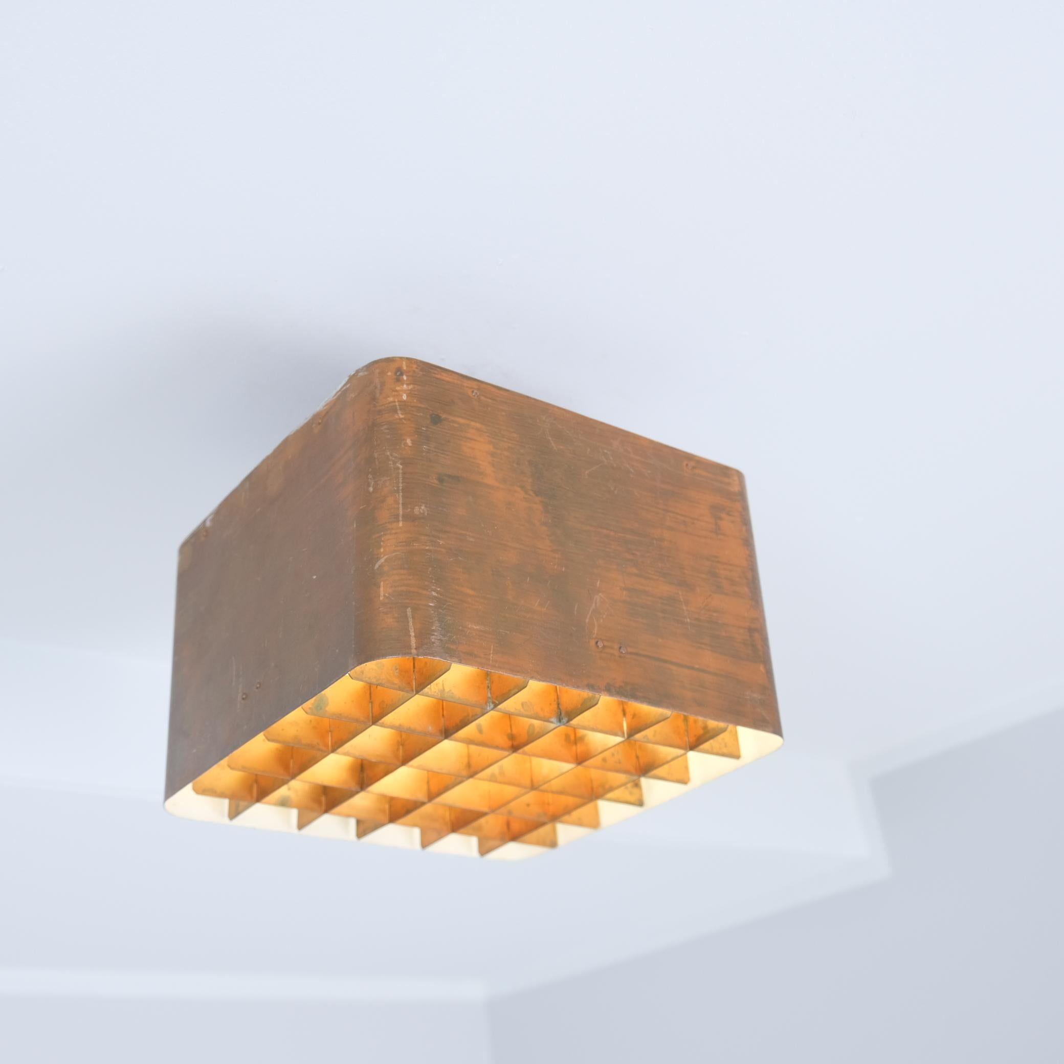 Una splendida versione non perforata del Cielo Stellato, uno dei design più iconici delle lampade di Paavo Tynell. La lampada è realizzata in rame e vetro e presenta una patina assolutamente perfetta sul rame. La lampada è in condizioni