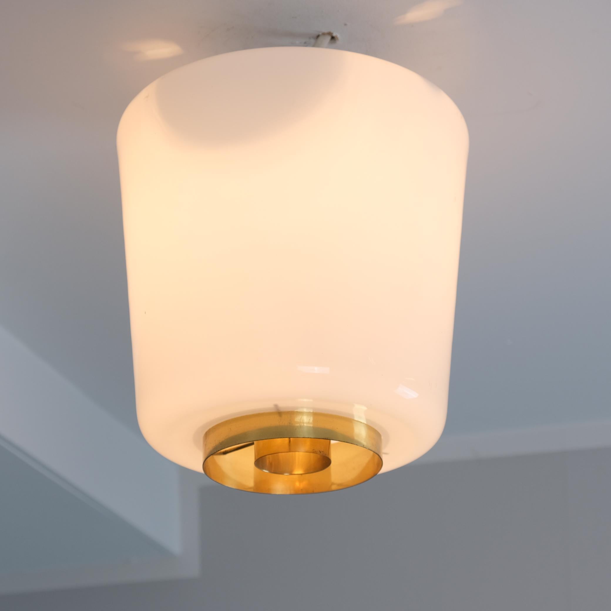 Lampada da soffitto Paavo Tynell Model A 2-10 in ottone e vetro opalino, Idman 1950s in vendita 3