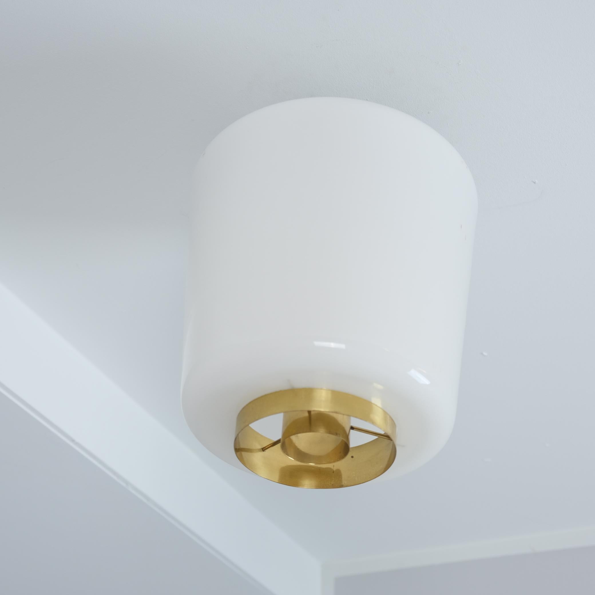 Scandinavo moderno Lampada da soffitto Paavo Tynell Model A 2-10 in ottone e vetro opalino, Idman 1950s in vendita