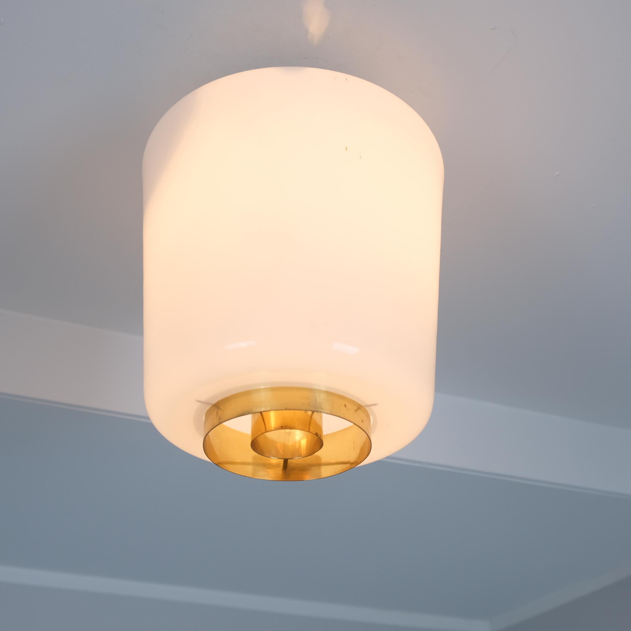 Finlandese Lampada da soffitto Paavo Tynell Model A 2-10 in ottone e vetro opalino, Idman 1950s in vendita