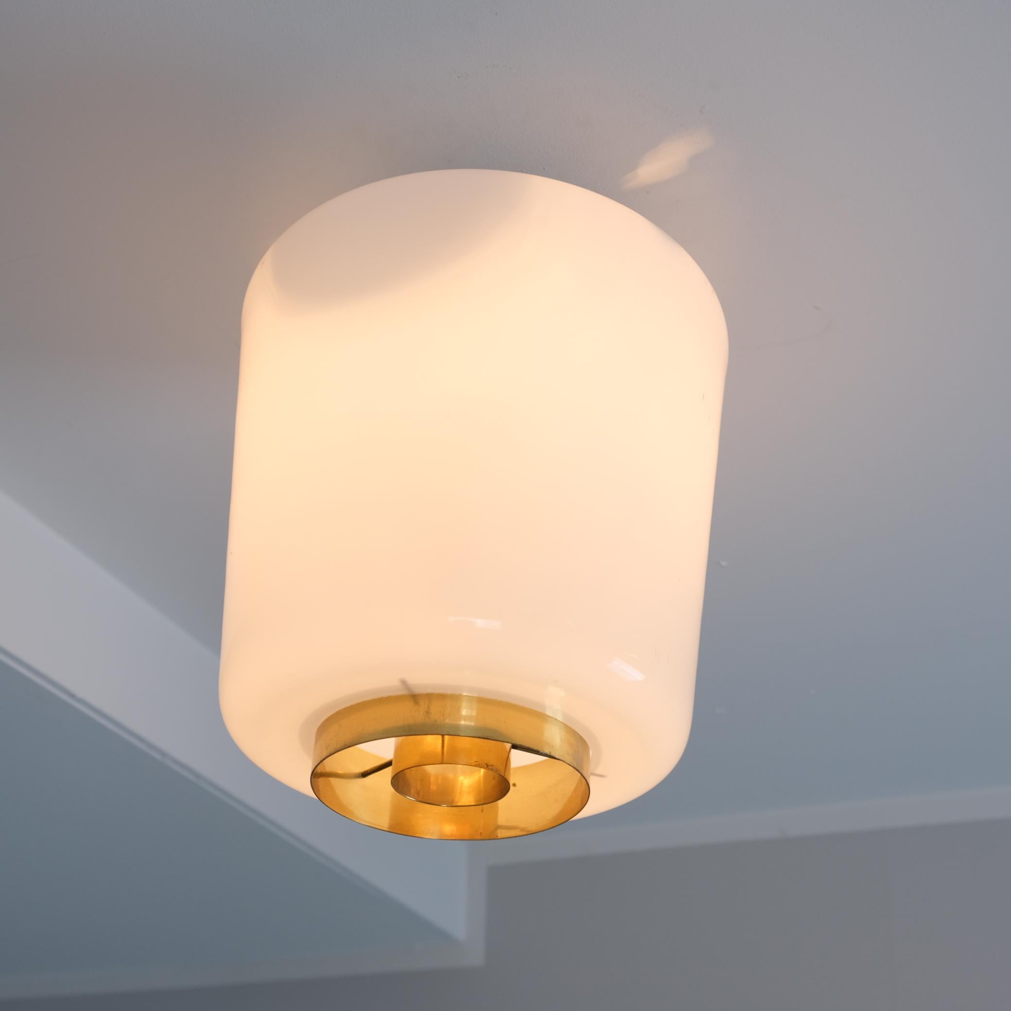 Lampada da soffitto Paavo Tynell Model A 2-10 in ottone e vetro opalino, Idman 1950s In condizioni buone in vendita a Helsinki, FI