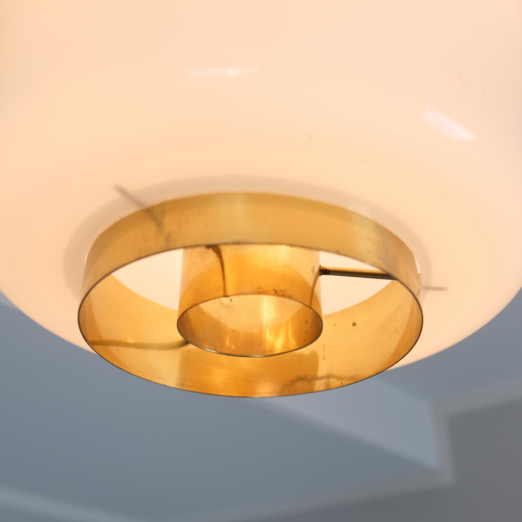 Metà XX secolo Lampada da soffitto Paavo Tynell Model A 2-10 in ottone e vetro opalino, Idman 1950s in vendita