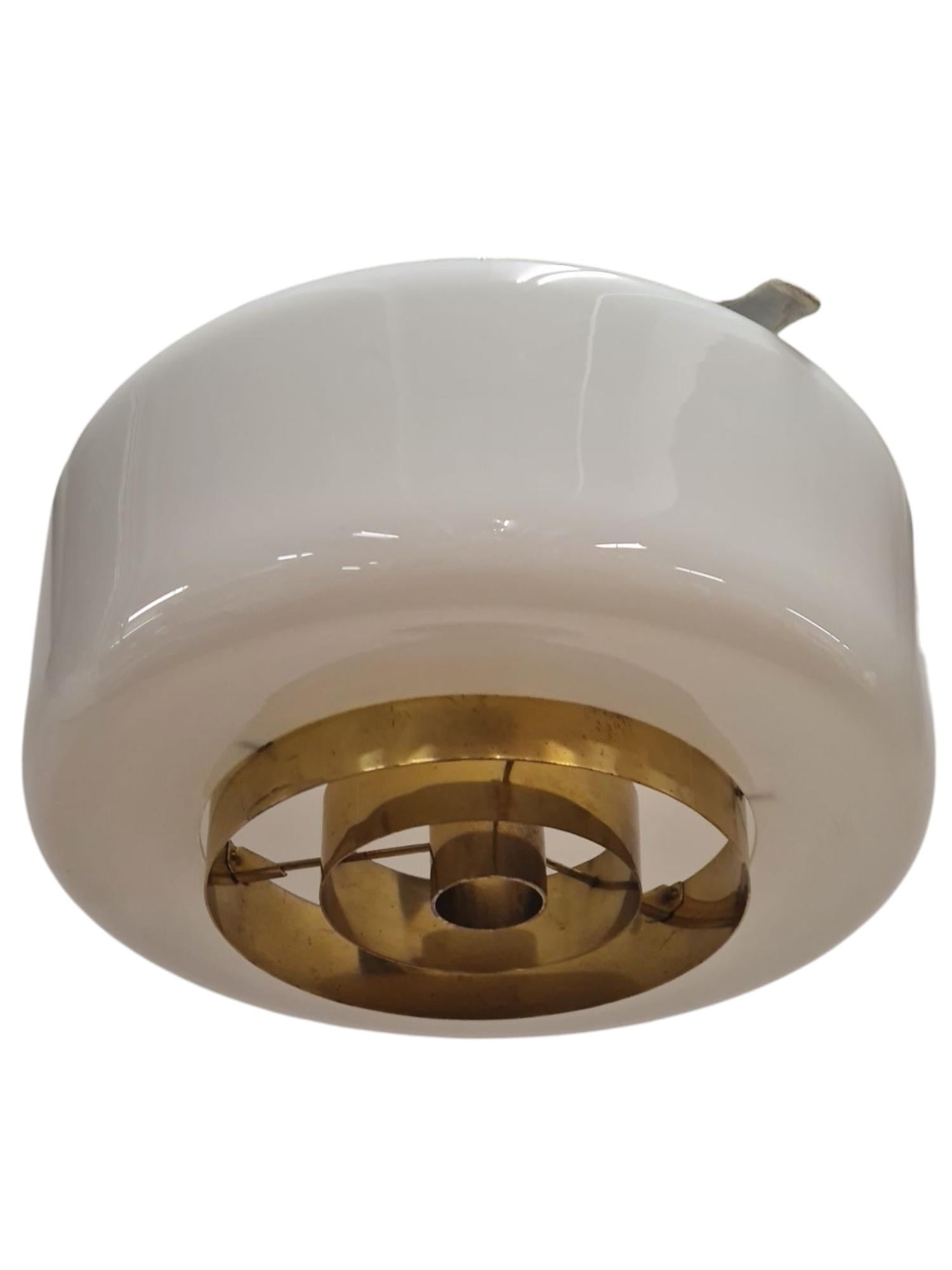 Una piantana minimalista di metà secolo moderno di Paavo Tynell in vetro opalino e dettagli in ottone. Un design molto semplice che aggiunge un tocco di modernità a qualsiasi interno. Perfetto per corridoi, piccoli spazi, ingressi, bagni e cucine.