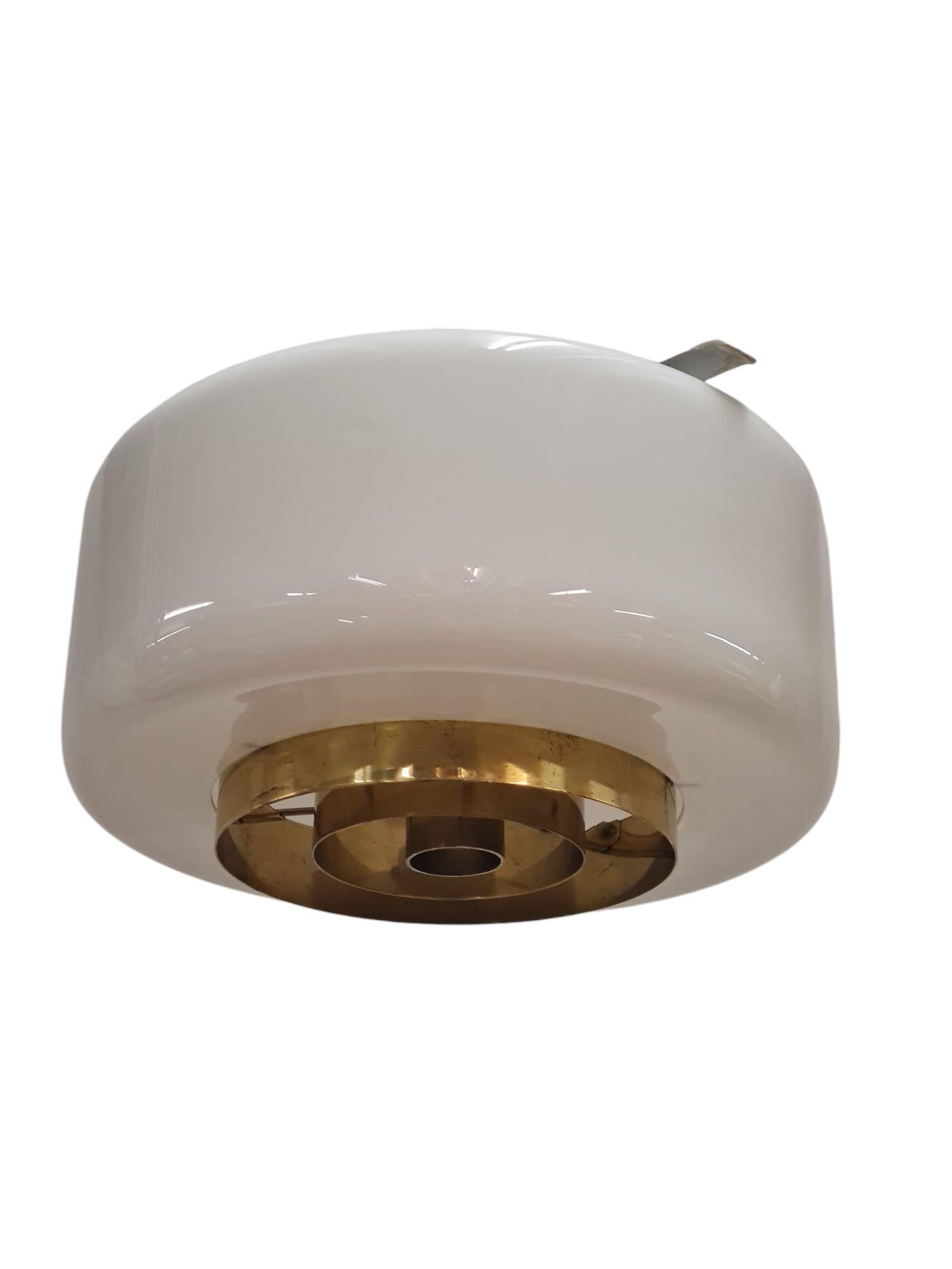 Scandinavo moderno Lampada da soffitto Paavo Tynell Model A 2-7 in ottone e vetro opalino, Idman 1950s in vendita