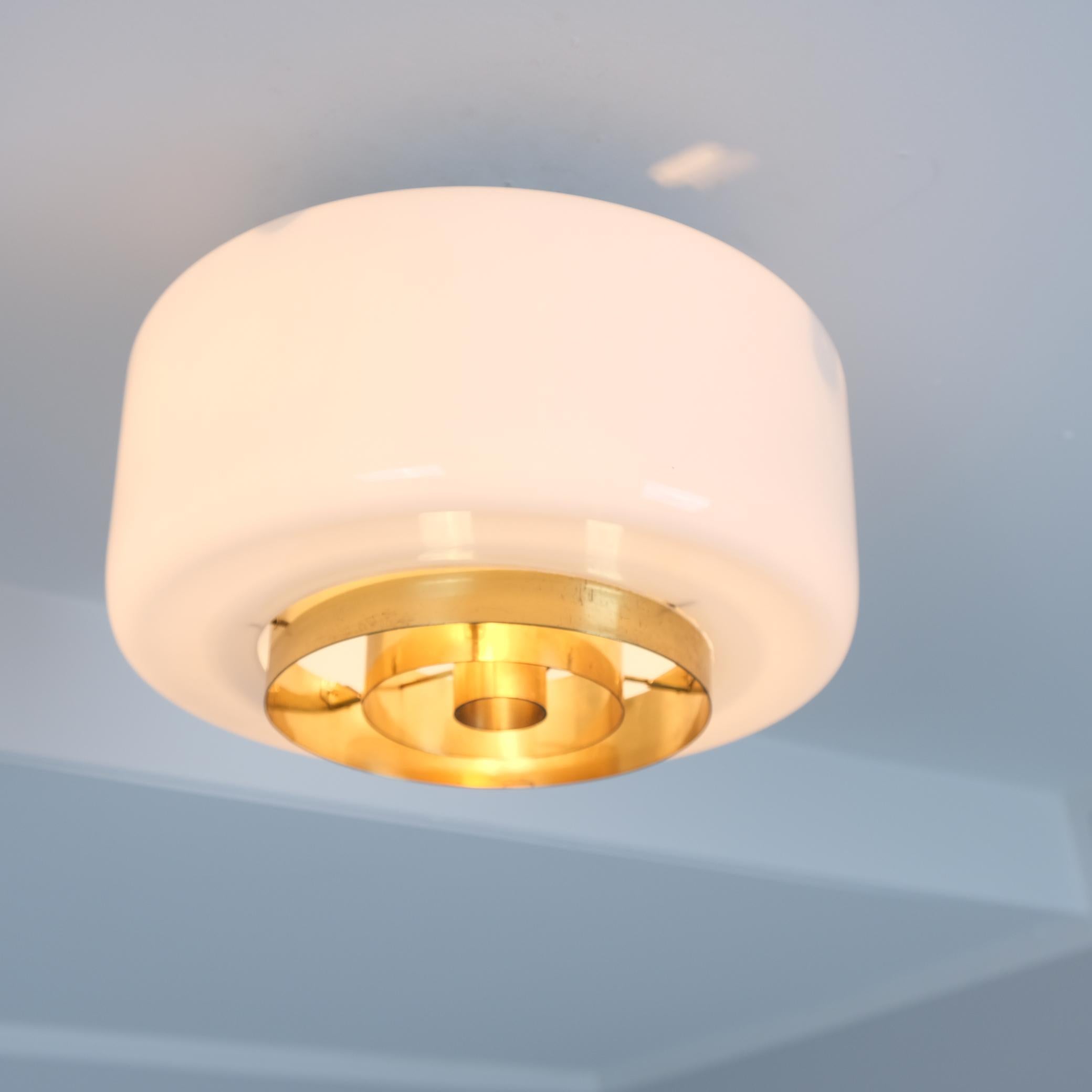 Scandinavo moderno Lampada da soffitto Paavo Tynell Model A 2-7 in ottone e vetro opalino, Idman 1950s in vendita