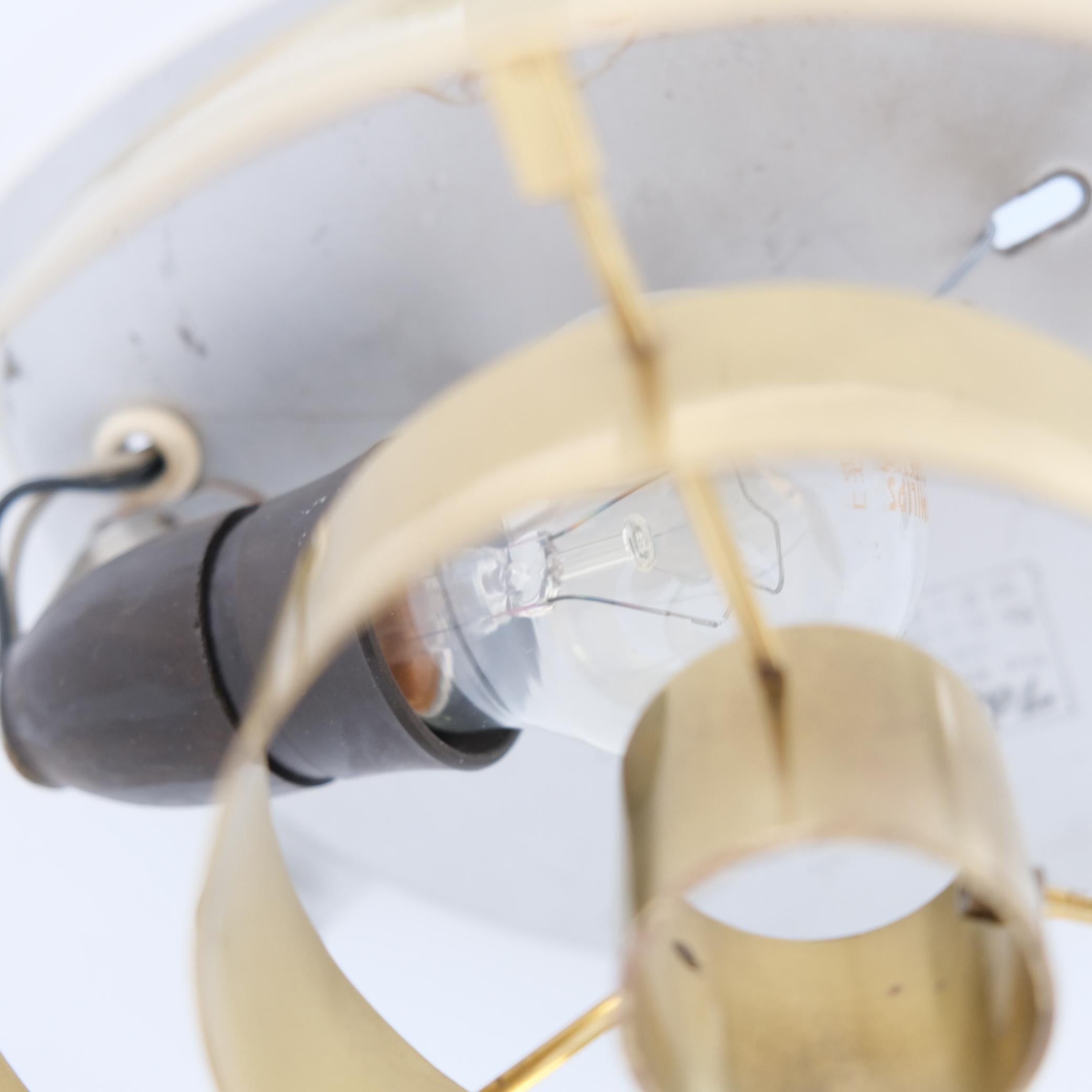 Lampada da soffitto Paavo Tynell Model A 2-7 in ottone e vetro opalino, Idman 1950s In condizioni buone in vendita a Helsinki, FI