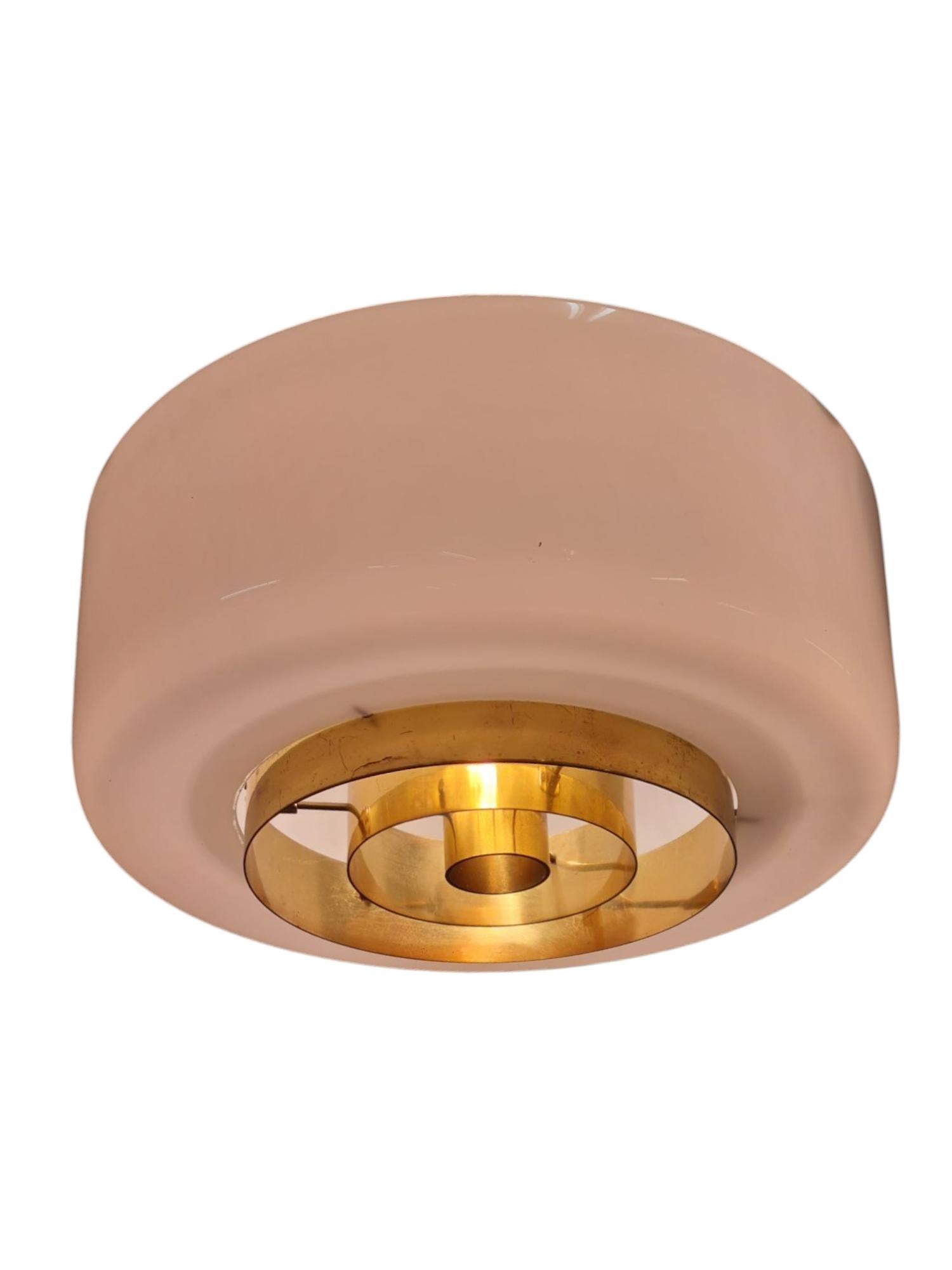 Metà XX secolo Lampada da soffitto Paavo Tynell Model A 2-7 in ottone e vetro opalino, Idman 1950s in vendita