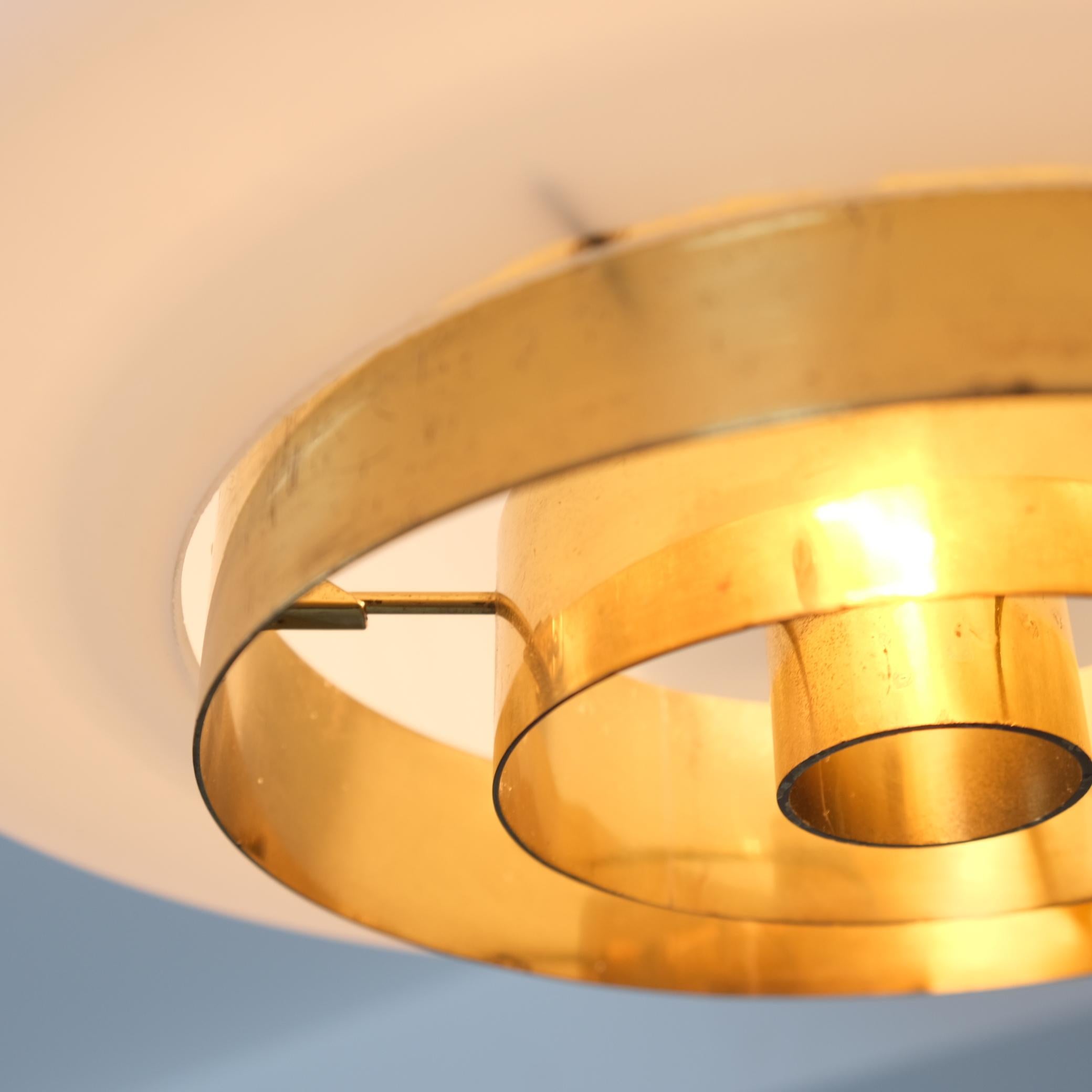 Metallo Lampada da soffitto Paavo Tynell Model A 2-7 in ottone e vetro opalino, Idman 1950s in vendita