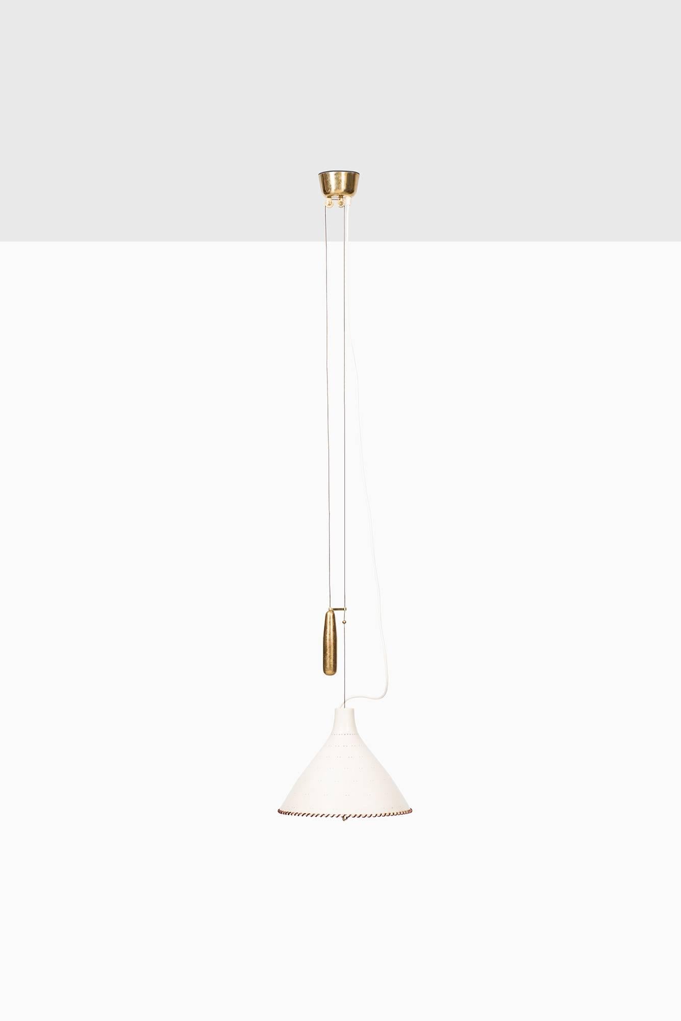 Rare height adjustable ceiling lamp model A1982N designed by Paavo Tynell. Produced by Idman in Finland.
