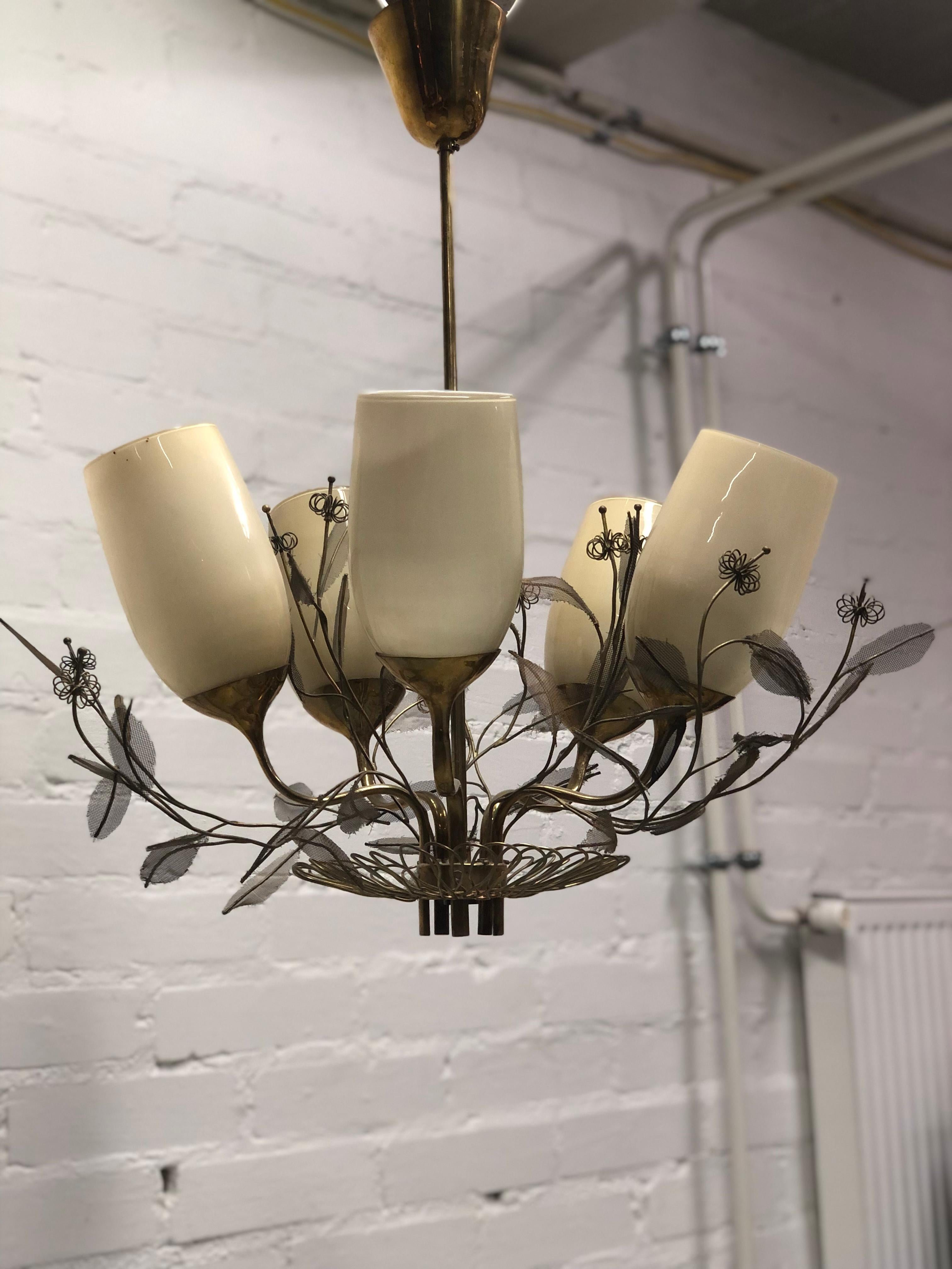 A special variation of the iconic 9029 chandelier with five beautiful light shades and a lot of brass decorations giving the impression of a flower bouque. Sometimes called the bridal bucket, this piece is certainly much more than just a lamp and
