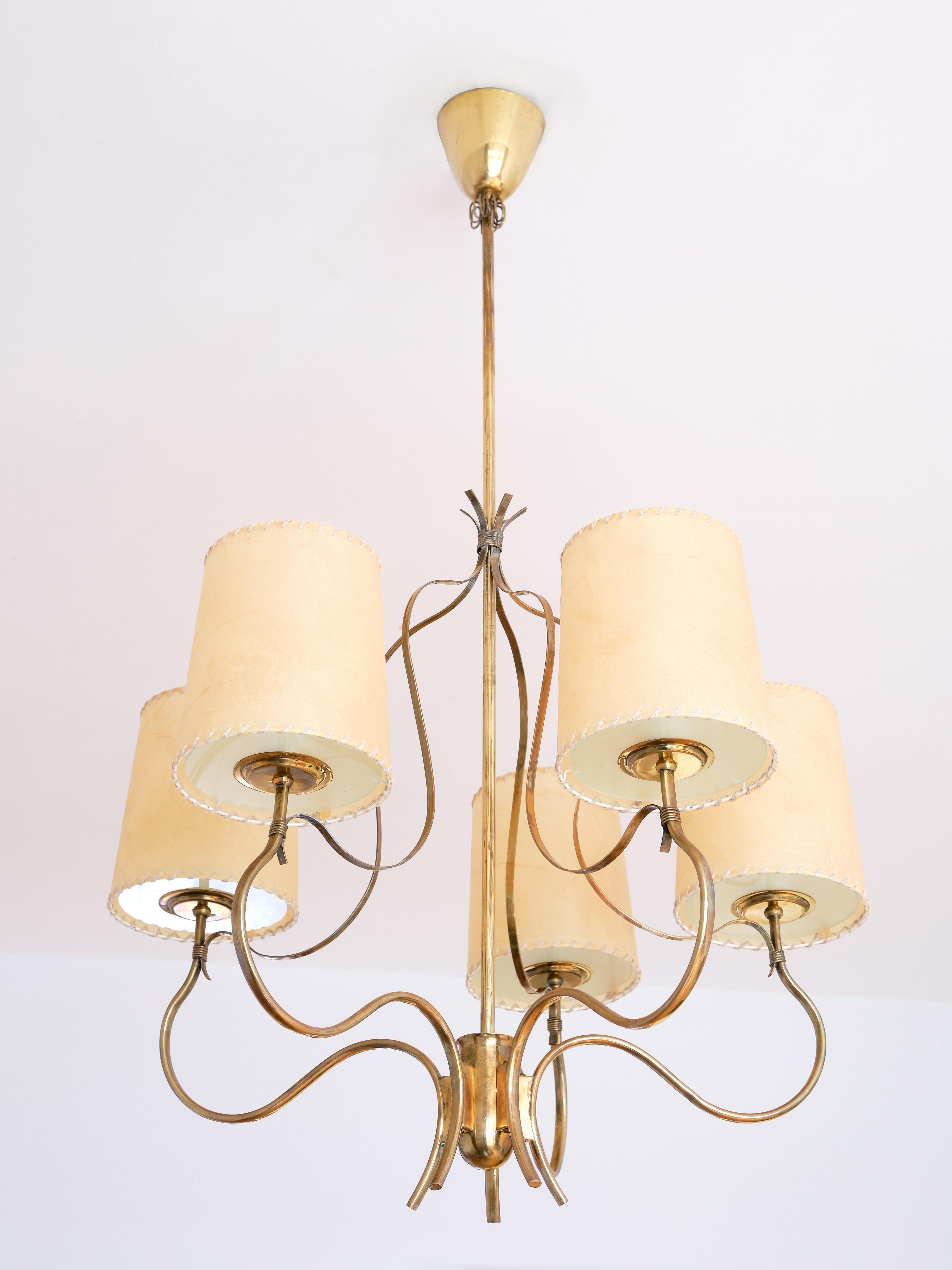 Paavo Tynell Chandelier in Brass and Parchment, Model 9001, Taito Finland, 1940s In Good Condition For Sale In The Hague, NL