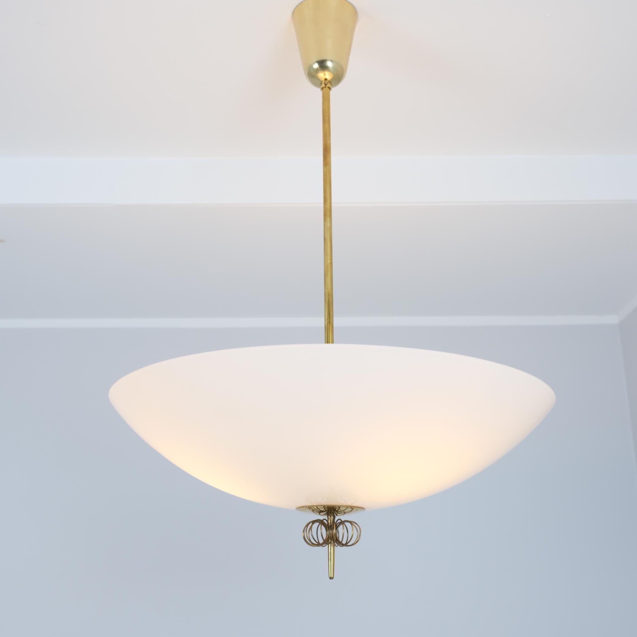 Lustre Paavo Tynell en laiton et verre Modèle n°. 1088, Idman 1950s Bon état - En vente à Helsinki, FI