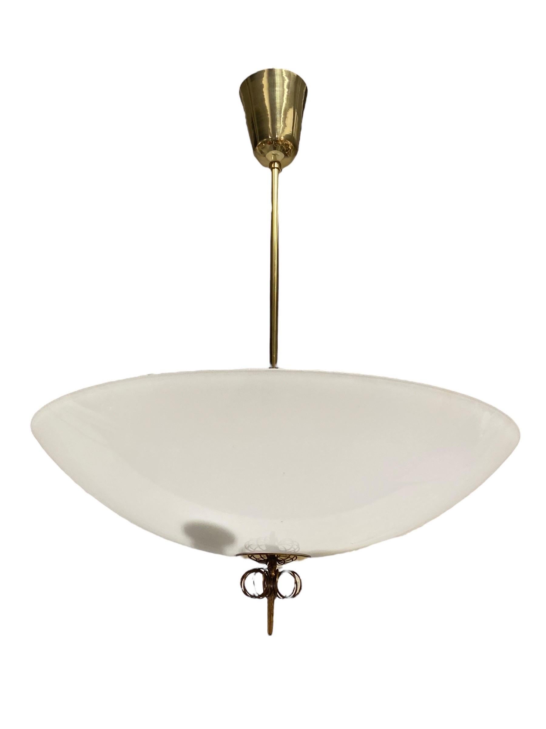 Milieu du XXe siècle Lustre Paavo Tynell en laiton et verre Modèle n°. 1088, Idman 1950s en vente