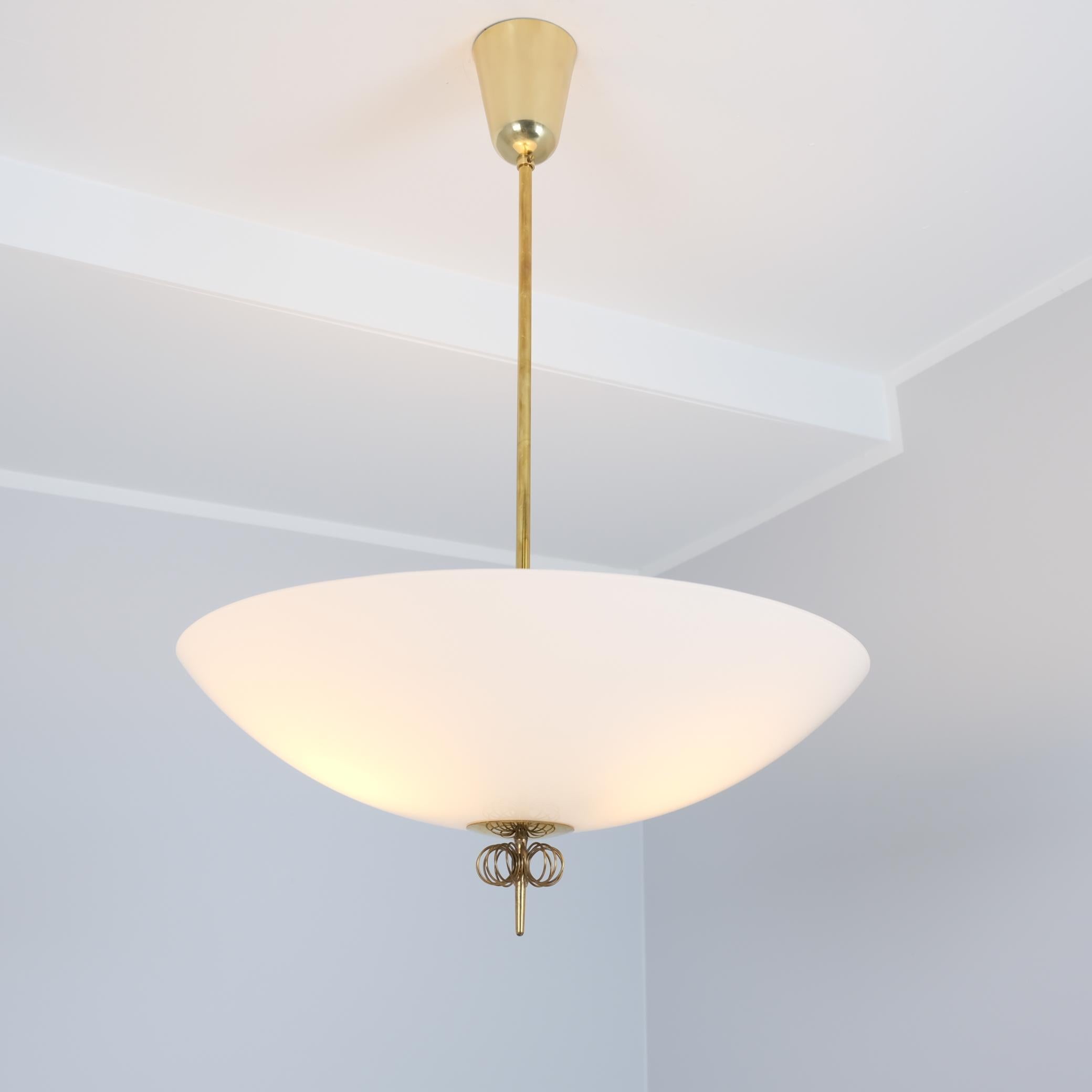 Milieu du XXe siècle Lustre Paavo Tynell en laiton et verre Modèle n°. 1088, Idman 1950s en vente
