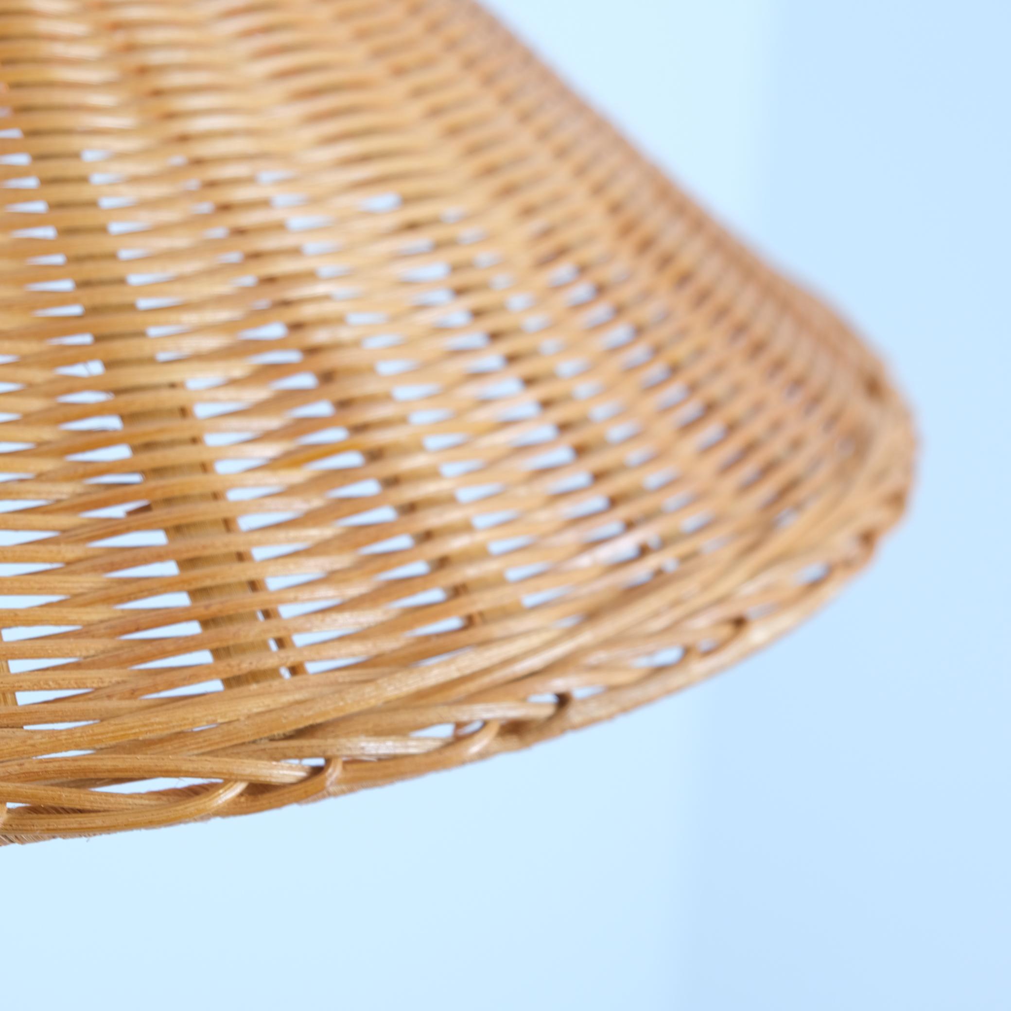 Metà XX secolo Lampada da terra a cappello cinese Paavo Tynell 9602, ottone e rattan, Taito 1940s in vendita