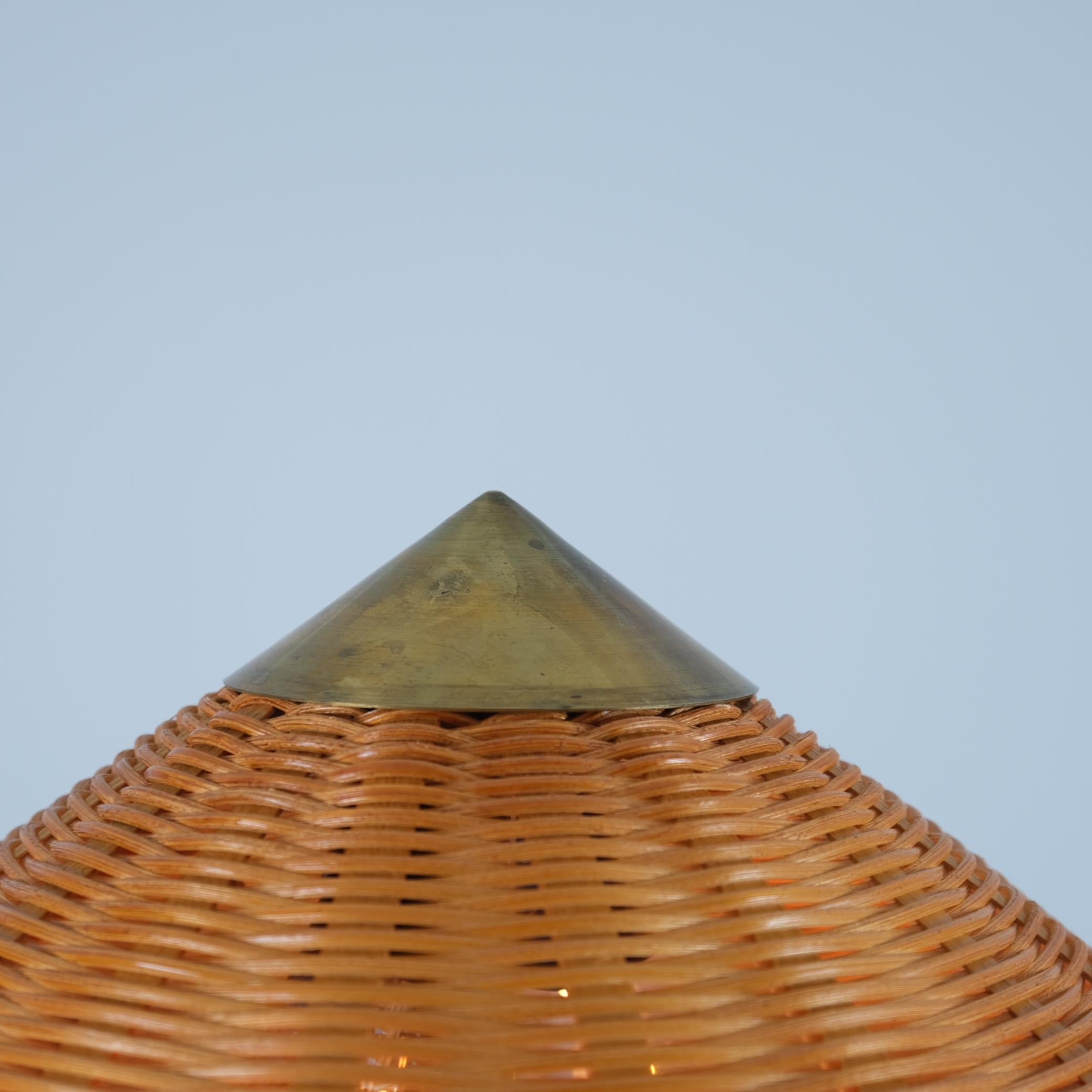Ottone Lampada da terra a cappello cinese Paavo Tynell 9602, ottone e rattan, Taito 1940s in vendita