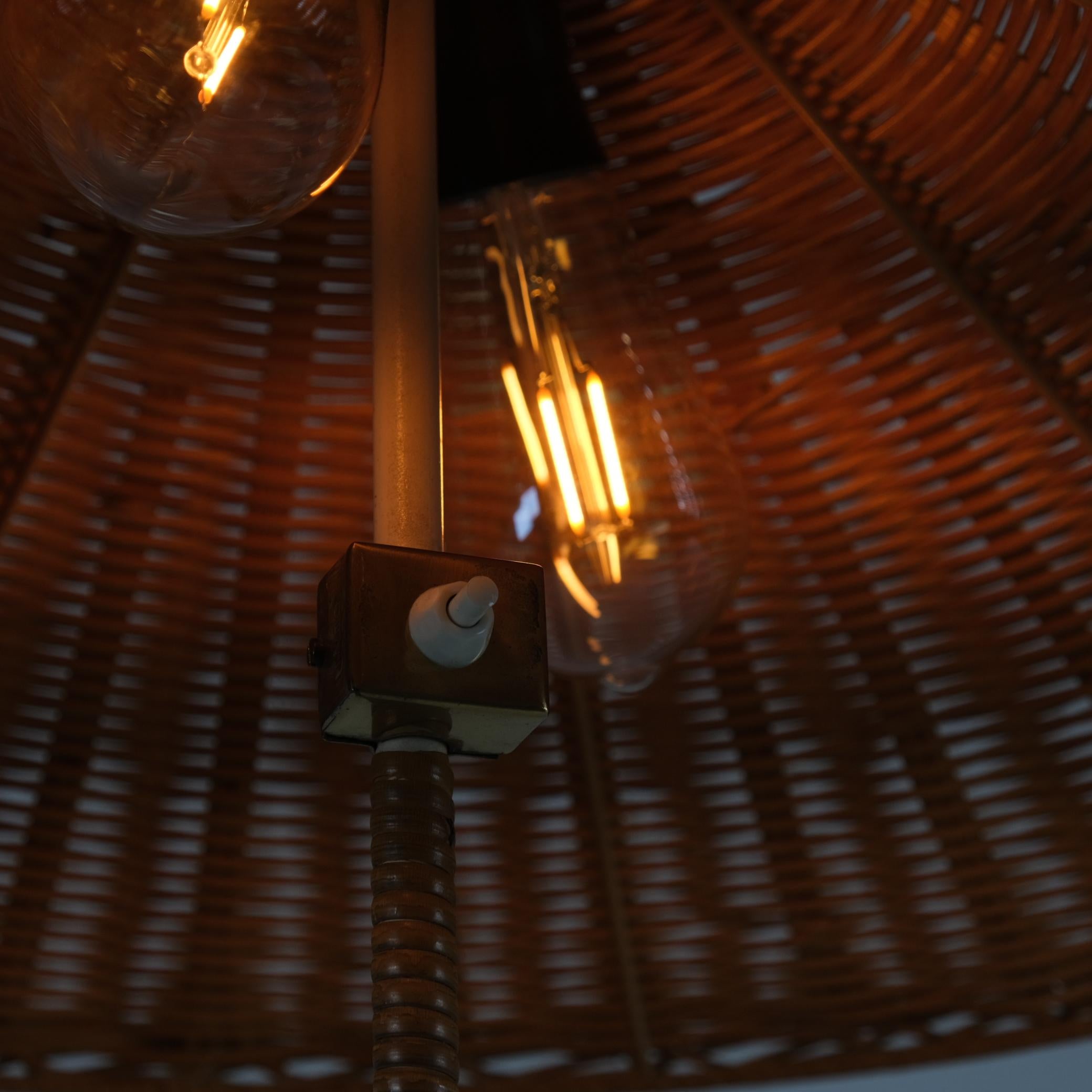 Lampada da terra a cappello cinese Paavo Tynell 9602, ottone e rattan, Taito 1940s in vendita 1
