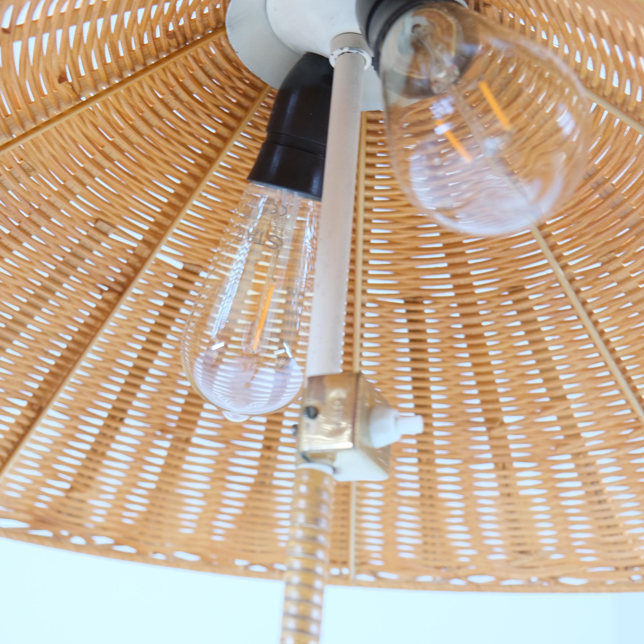 Lampada da terra a cappello cinese Paavo Tynell 9602, ottone e rattan, Taito 1940s in vendita 2