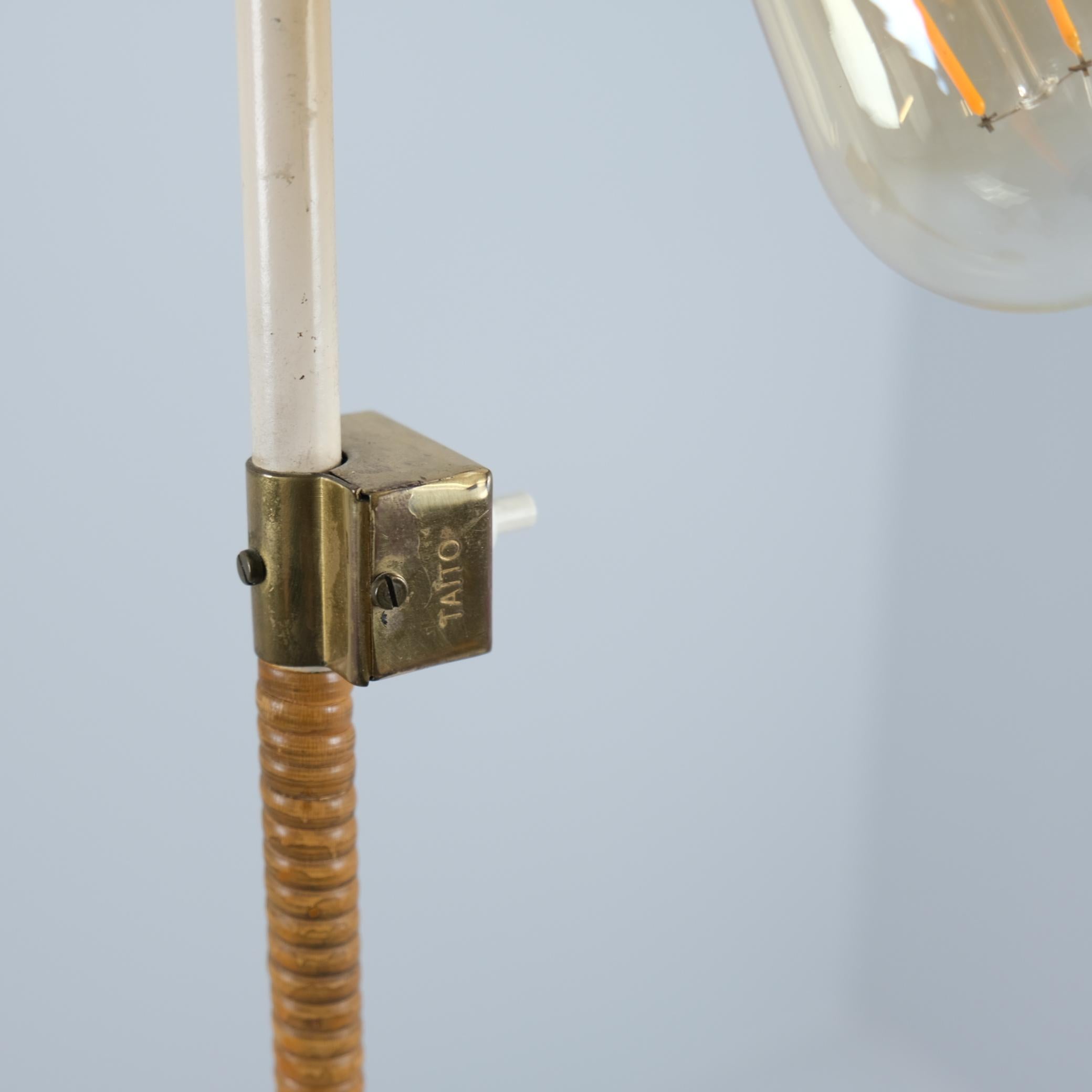 Lampada da terra a cappello cinese Paavo Tynell 9602, ottone e rattan, Taito 1940s in vendita 4